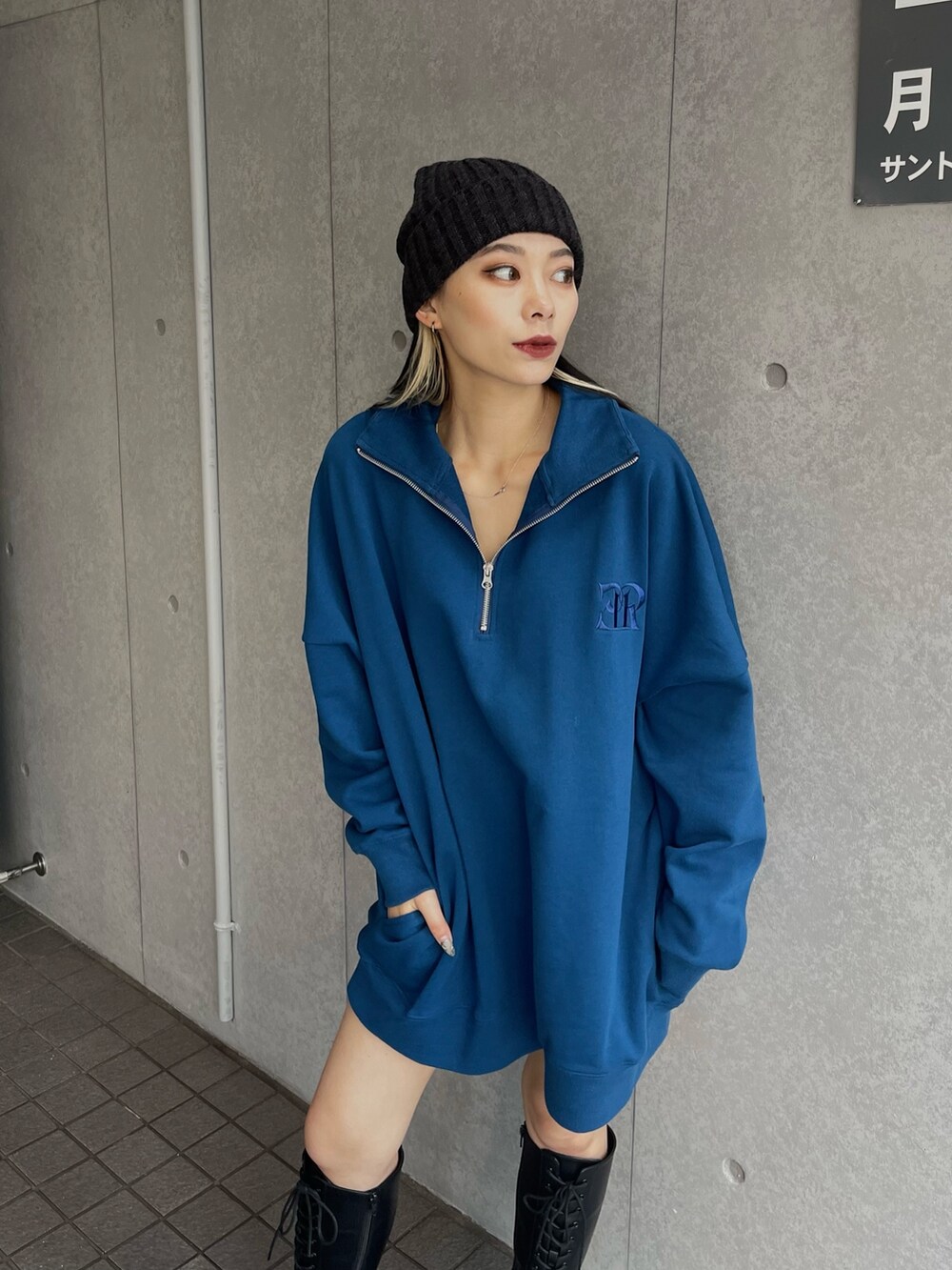 ブラック系のブルゾン、ブラック系のボディバッグ/ウエストポーチ、ブルー系のスウェットを着用したレディースの秋コーディネートの4枚目の写真