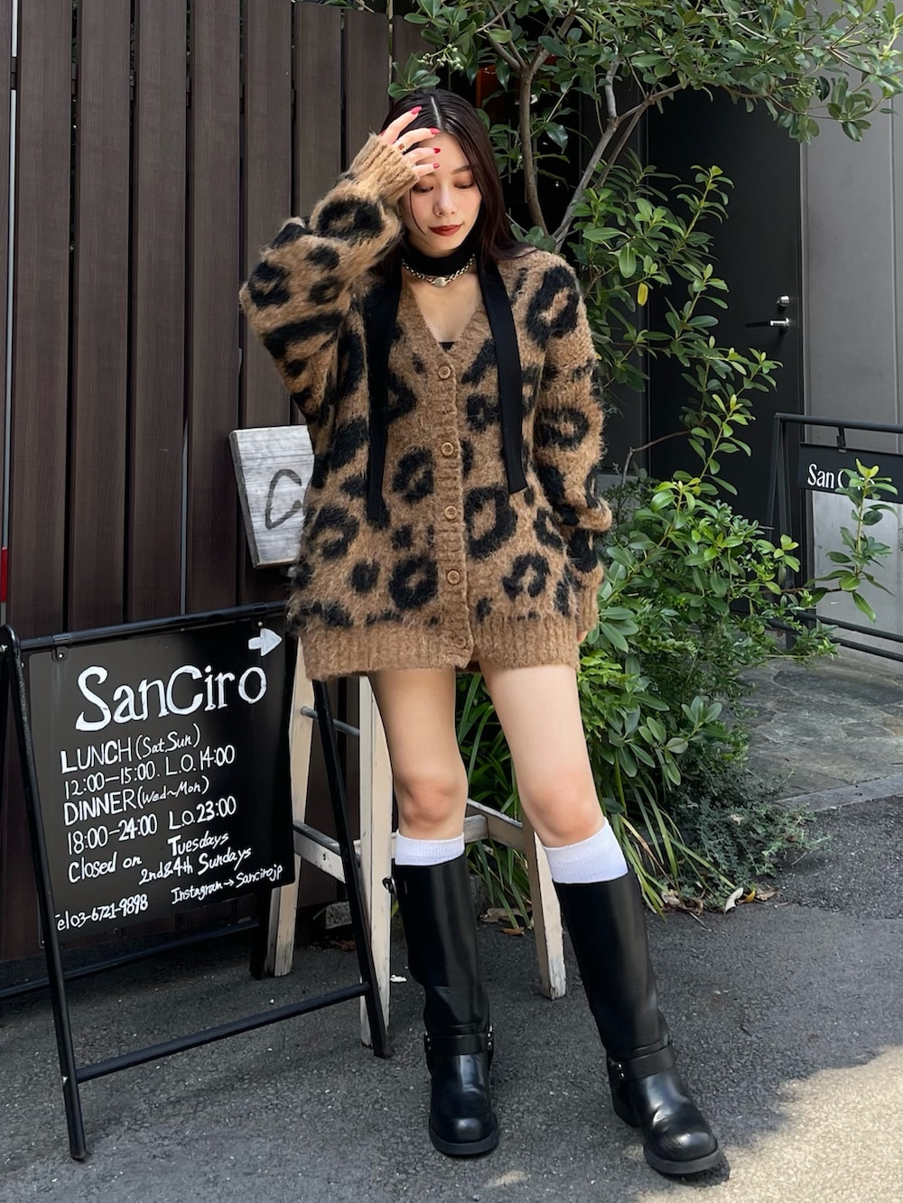 ブラウン系のニット/セーター、ブラック系のTシャツ/カットソー、ブラック系のブーツを着用したレディースの秋コーディネートの2枚目の写真