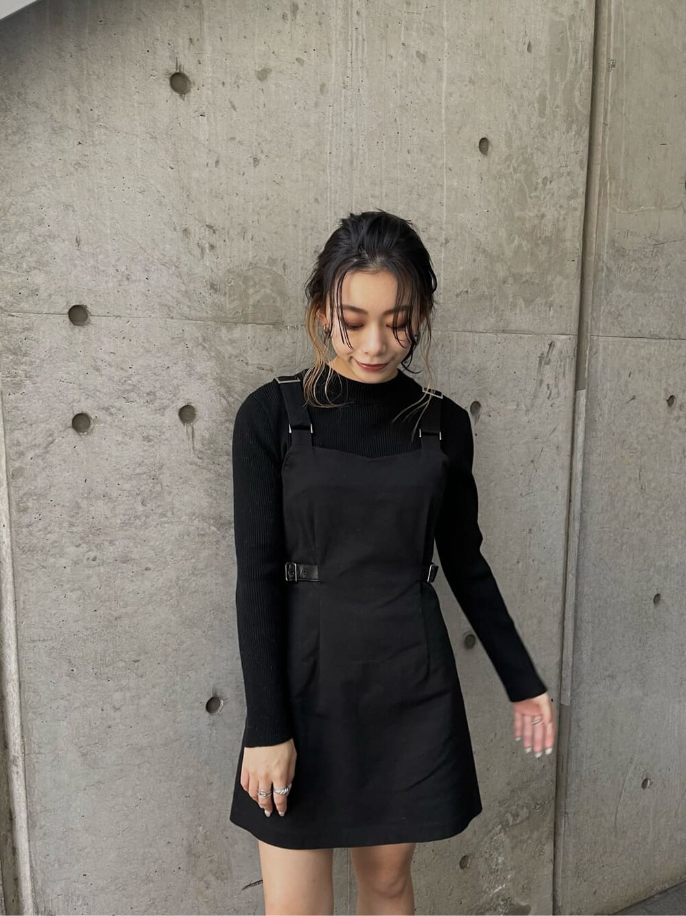 ブラック系のニット/セーター、ブラック系のブーツ、ホワイト系のブルゾンを着用したレディースの冬コーディネートの4枚目の写真