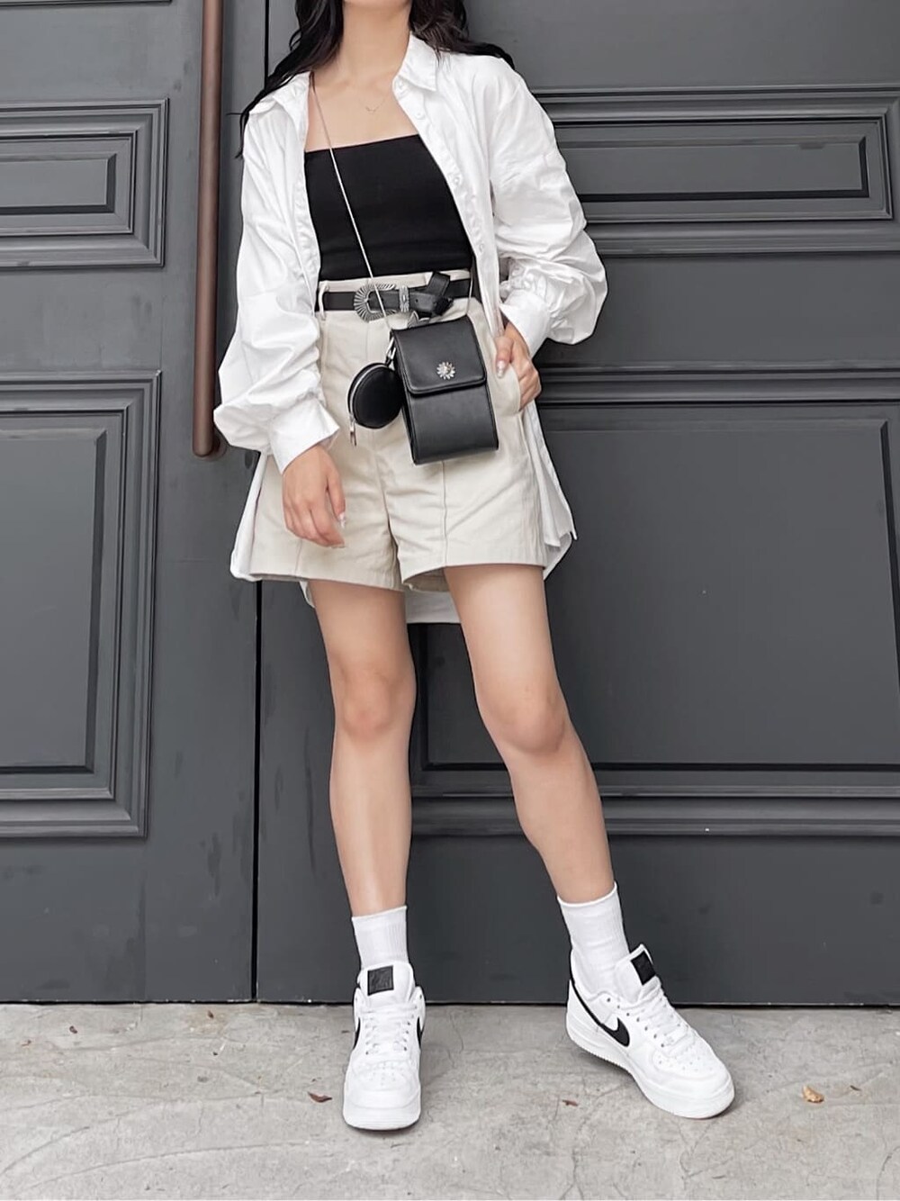 ホワイト系のシャツ/ブラウス、ブラック系のベルトを着用したレディースの夏コーディネートの5枚目の写真