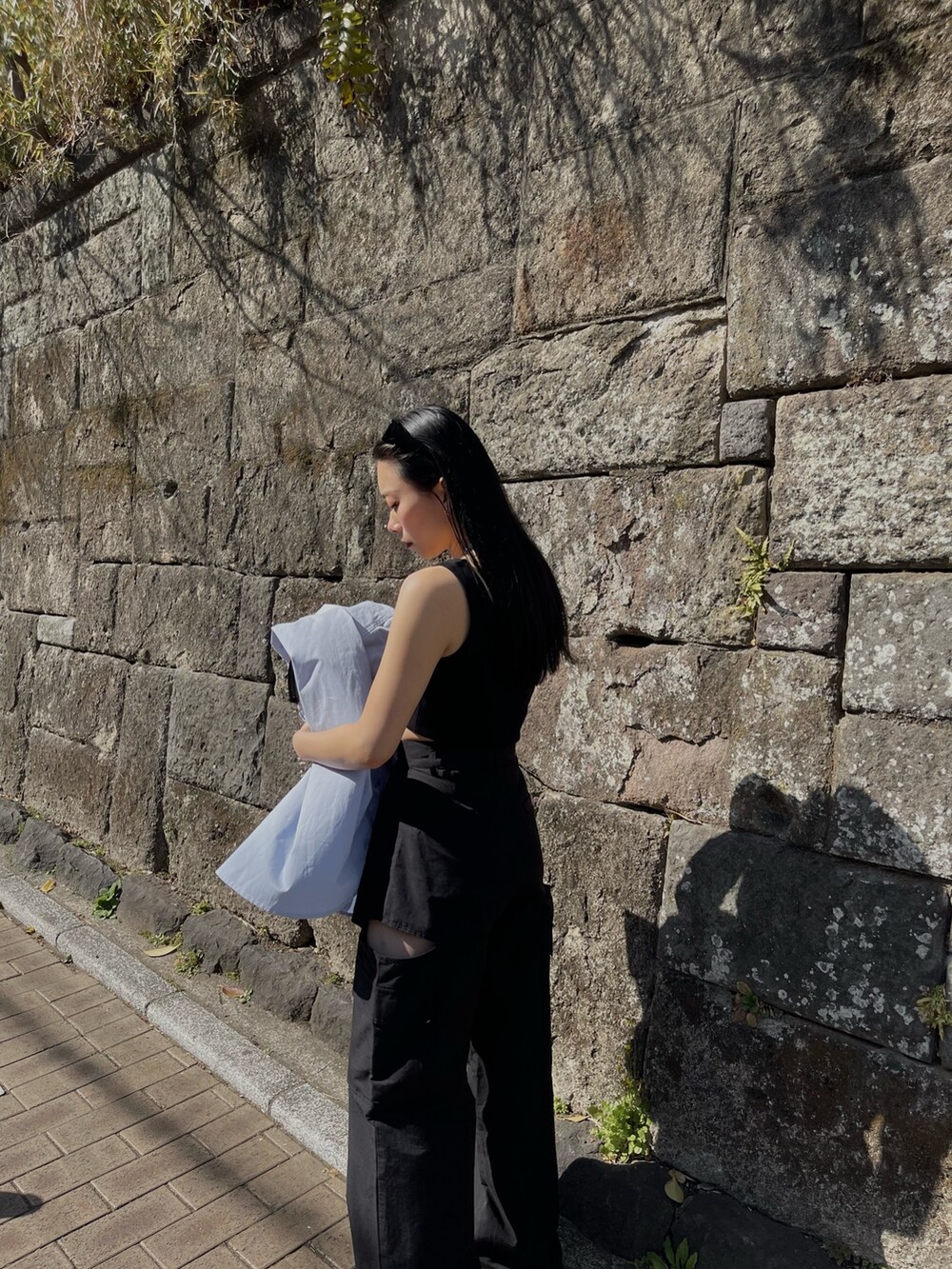 ブラック系のタンクトップ、ブルー系のシャツ/ブラウス、ブラック系のカーゴパンツを着用したレディースの春コーディネートの5枚目の写真