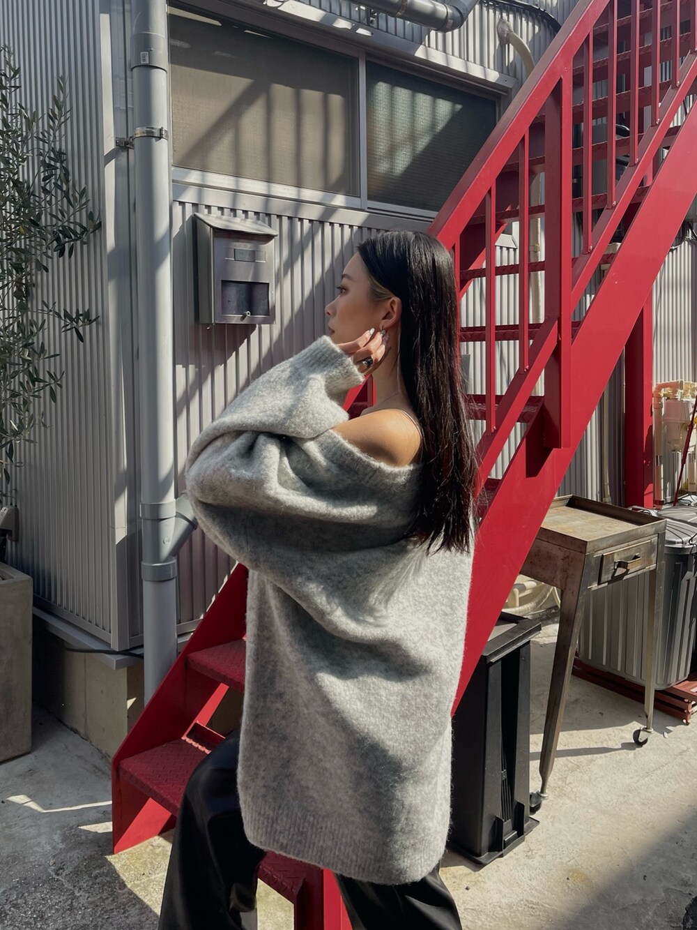 グレー系のカーディガン/ボレロ、ブラック系のその他パンツを着用したレディースの冬コーディネートの4枚目の写真