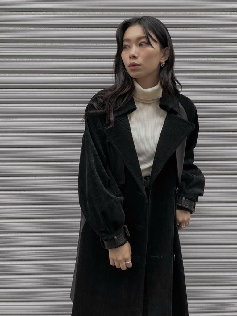 ブラック系のブーツ、ブラック系のデニムパンツ、ブラック系のトレンチコートを着用したレディースの秋コーディネートの7枚目の写真