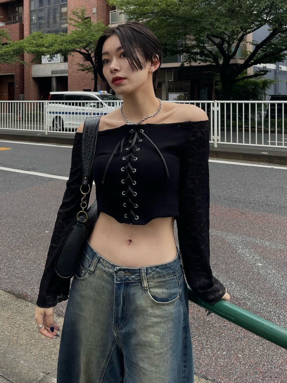 ブラック系のTシャツ/カットソー、ブラック系のブーツを着用したレディースの夏コーディネートの3枚目の写真