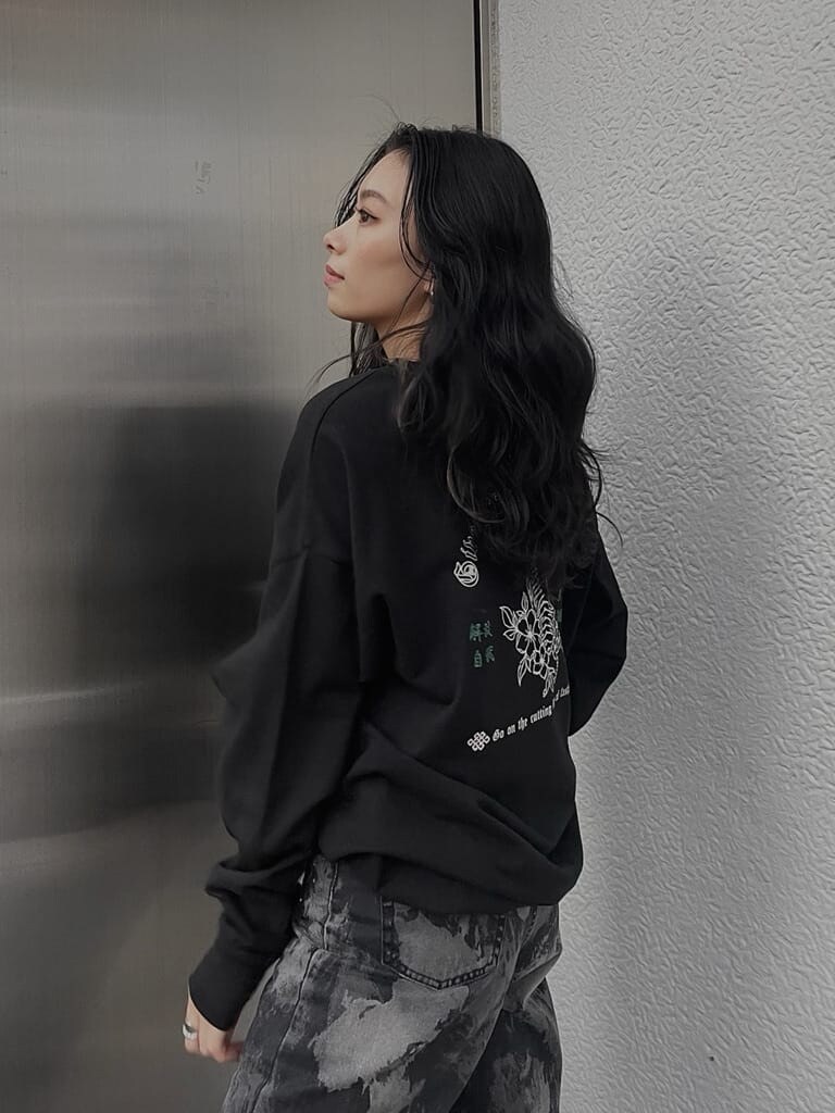 ブラック系のデニムパンツ、ブラック系のブーツ、ブラック系のTシャツ/カットソーを着用したレディースの冬コーディネートの2枚目の写真