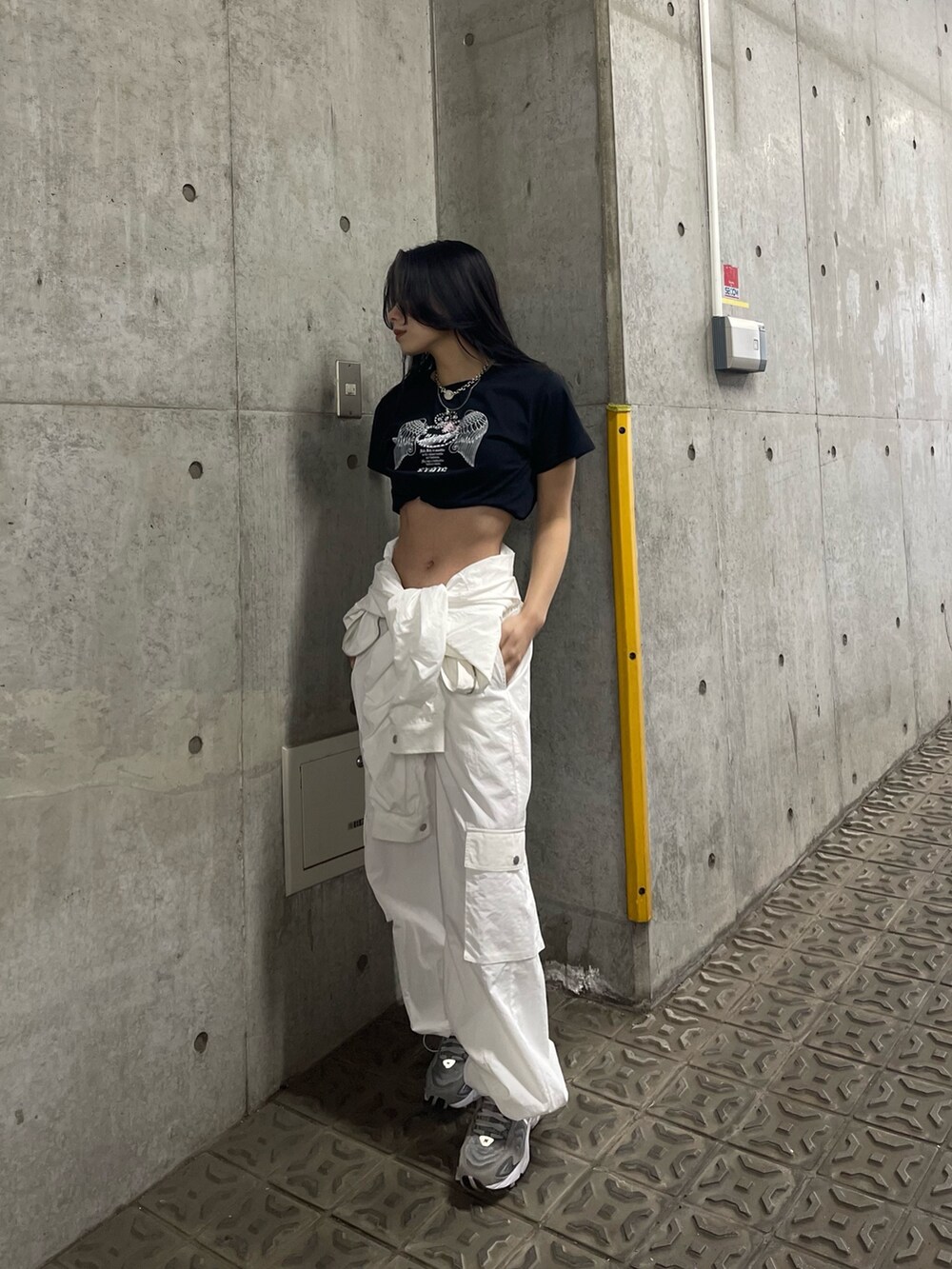 「Tシャツ、キティーちゃん、キティ、ハローキティ、ジャンプスーツ、オールインワン、低身長、低身長コーデ、低身長女子、EVRIS 」｜「EVRISの【ハローキティコラボ】ラインストーンショートTシャツ（Tシャツ/カットソー、ブラック系）」を使った、越後 穂乃香さん（レディース・150cm）の春コーディネートの5枚目の写真
