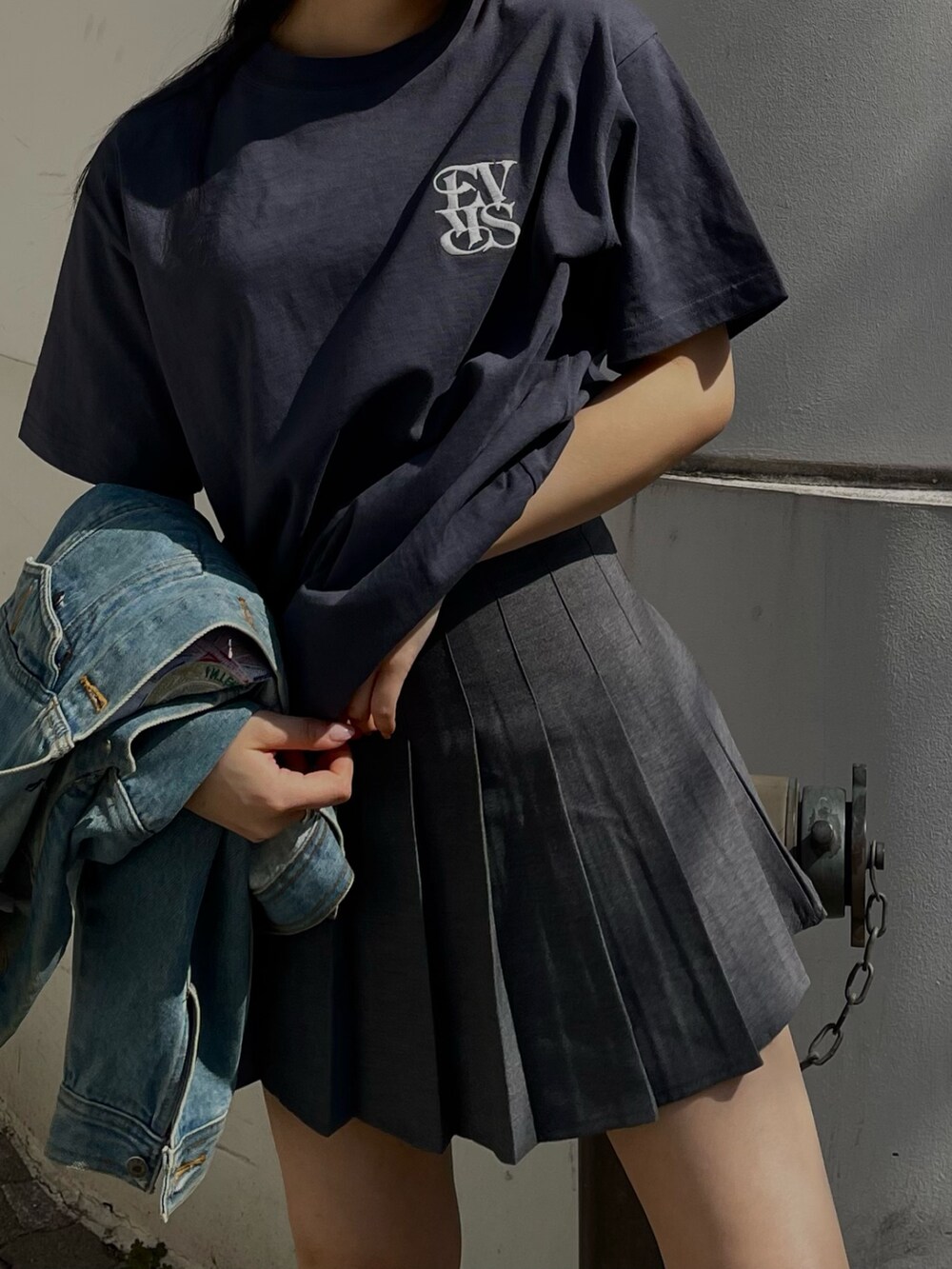 ブラック系のTシャツ/カットソーを着用したレディースの春コーディネートの3枚目の写真