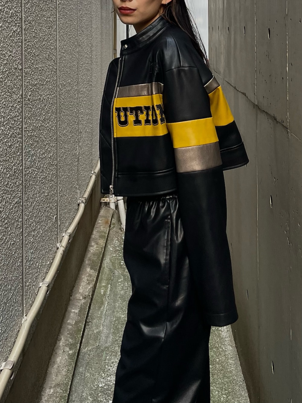 ブラック系のブルゾン、ブラック系のその他パンツを着用したレディースの夏コーディネートの2枚目の写真