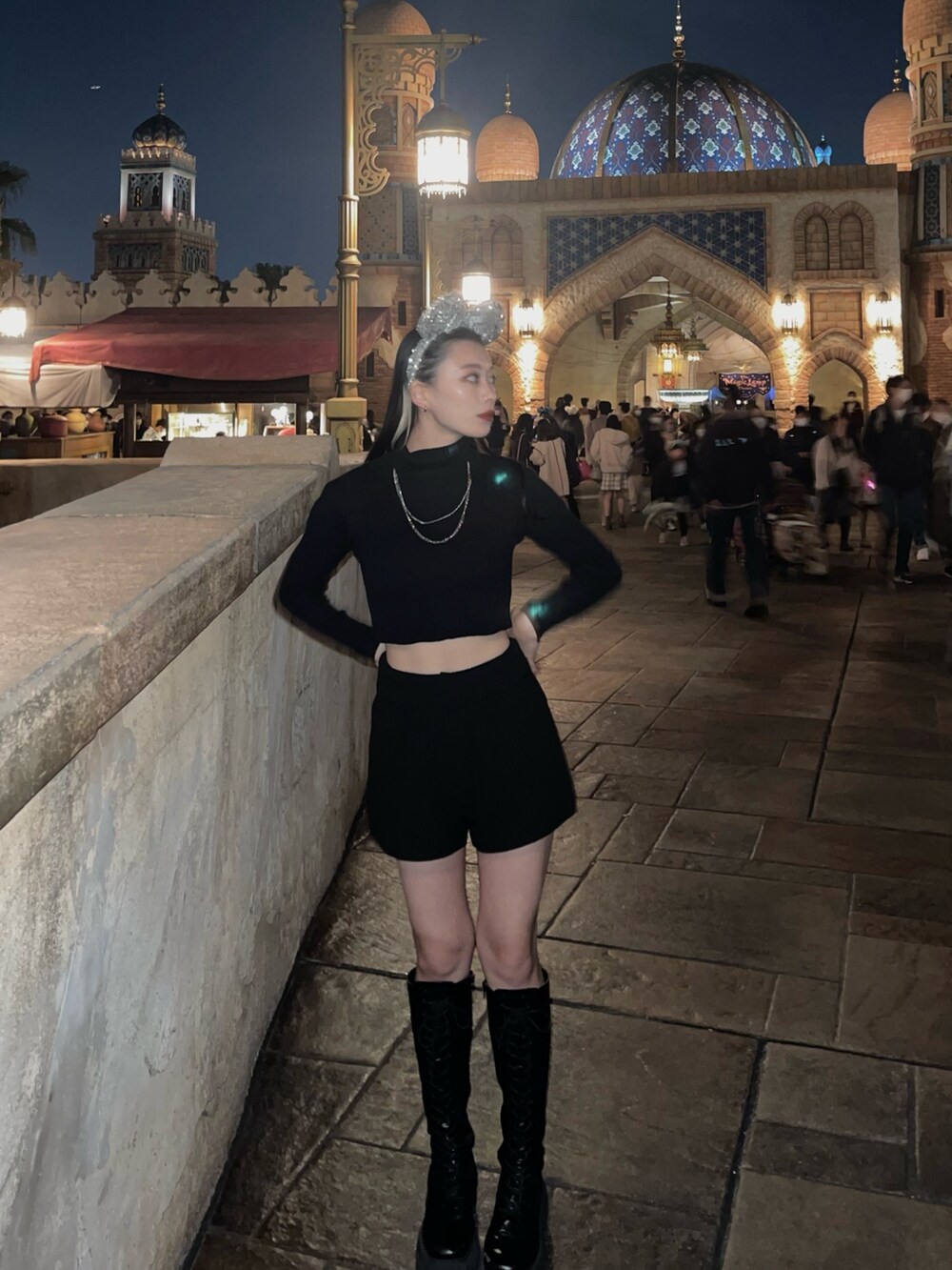 ブラック系のニット/セーター、グリーン系のチェスターコート、ブラック系のその他パンツを着用したレディースの冬コーディネートの7枚目の写真