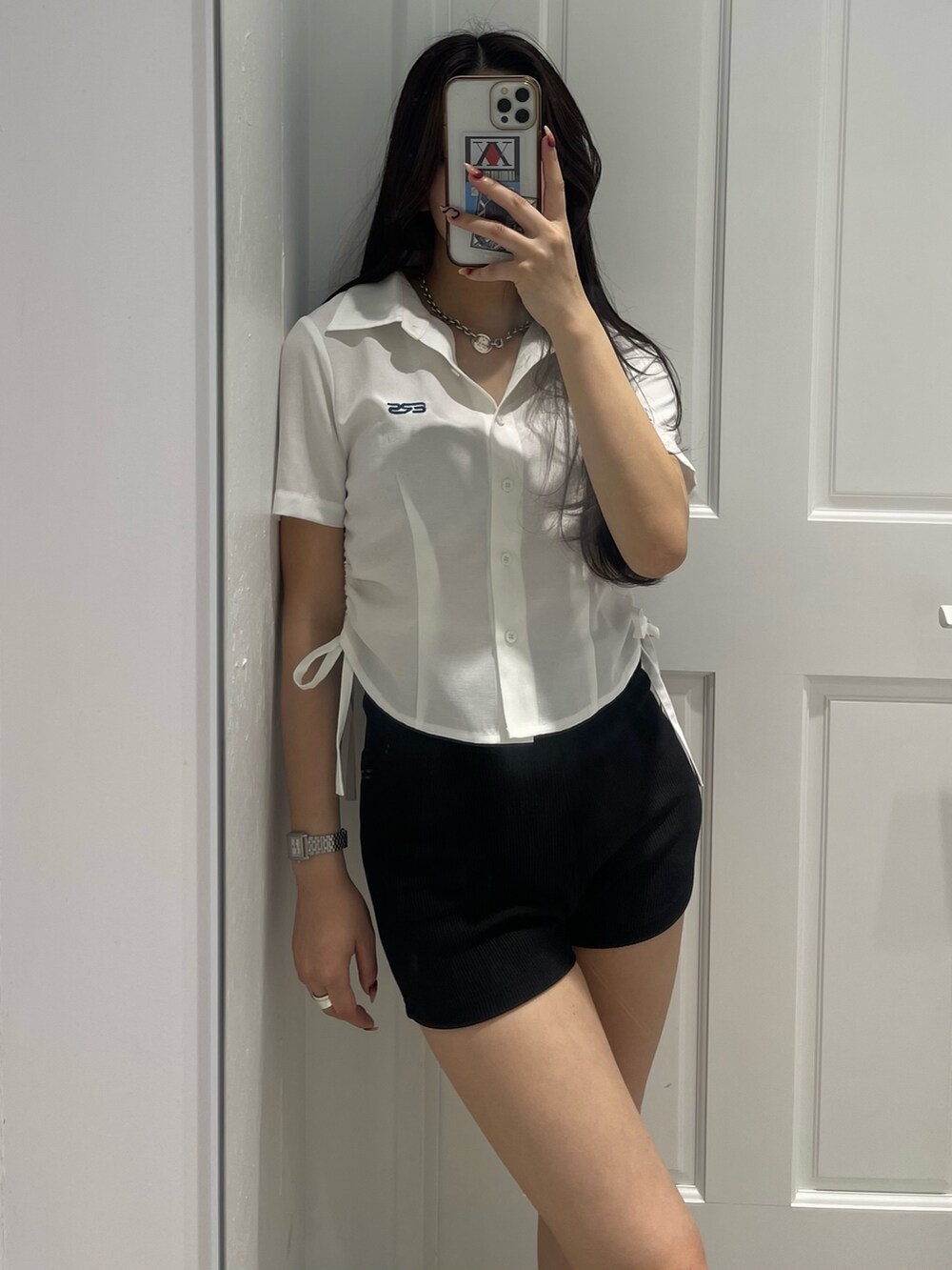 ホワイト系のシャツ/ブラウス、ブラック系のその他パンツ、ブラック系のブーツを着用したレディースの夏コーディネートの4枚目の写真