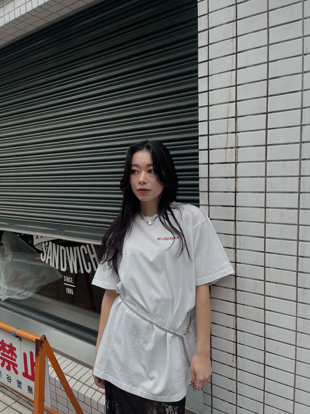 ホワイト系のTシャツ/カットソー、ブラック系のスカートを着用したレディースの春コーディネートの3枚目の写真