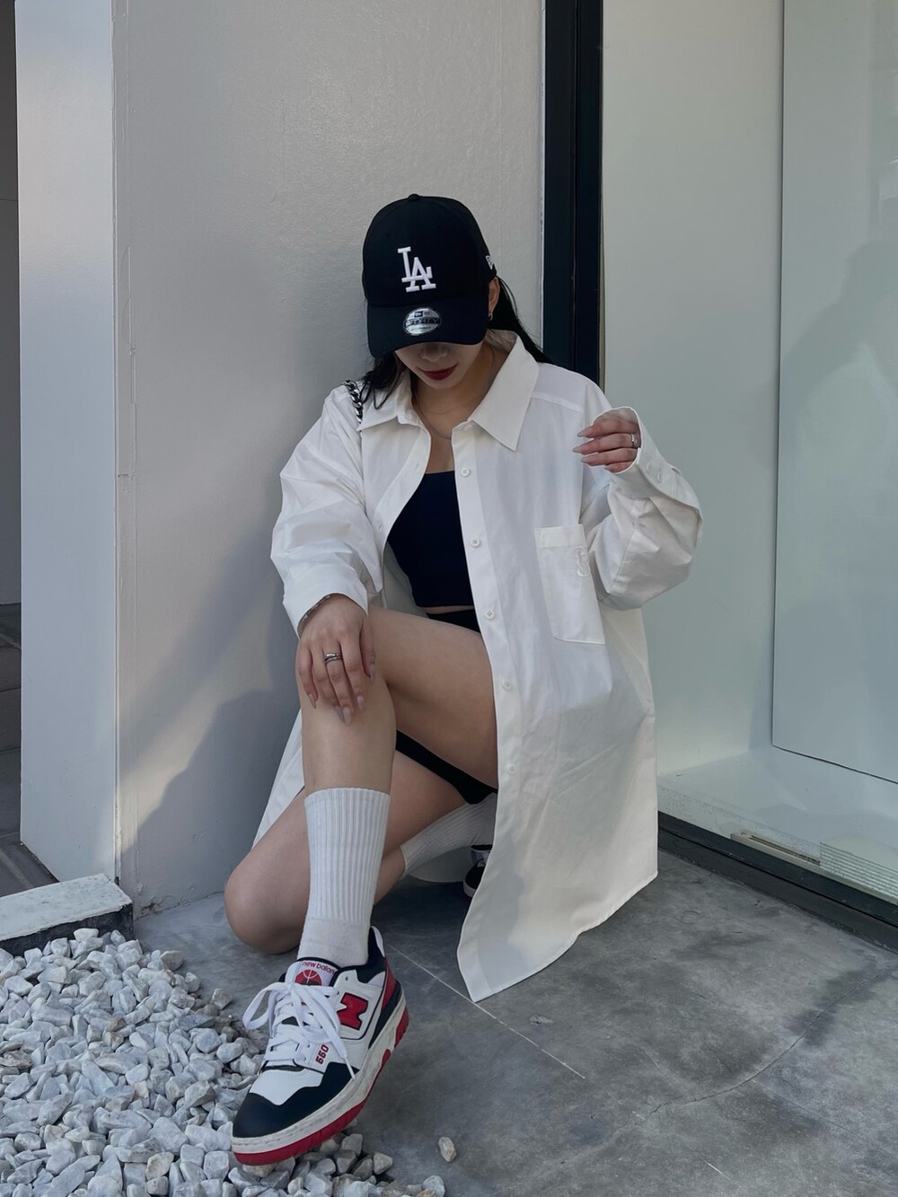 ホワイト系のシャツ/ブラウスを着用したレディースの春コーディネートの2枚目の写真