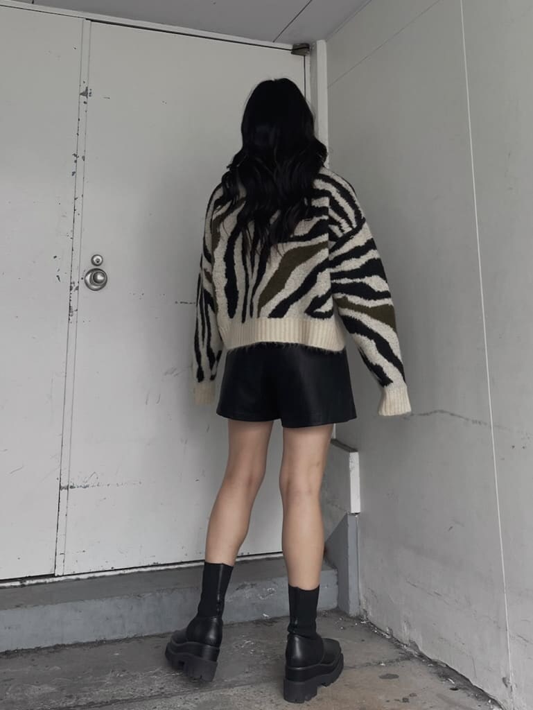 ブラック系のその他パンツを着用したレディースの秋コーディネートの4枚目の写真