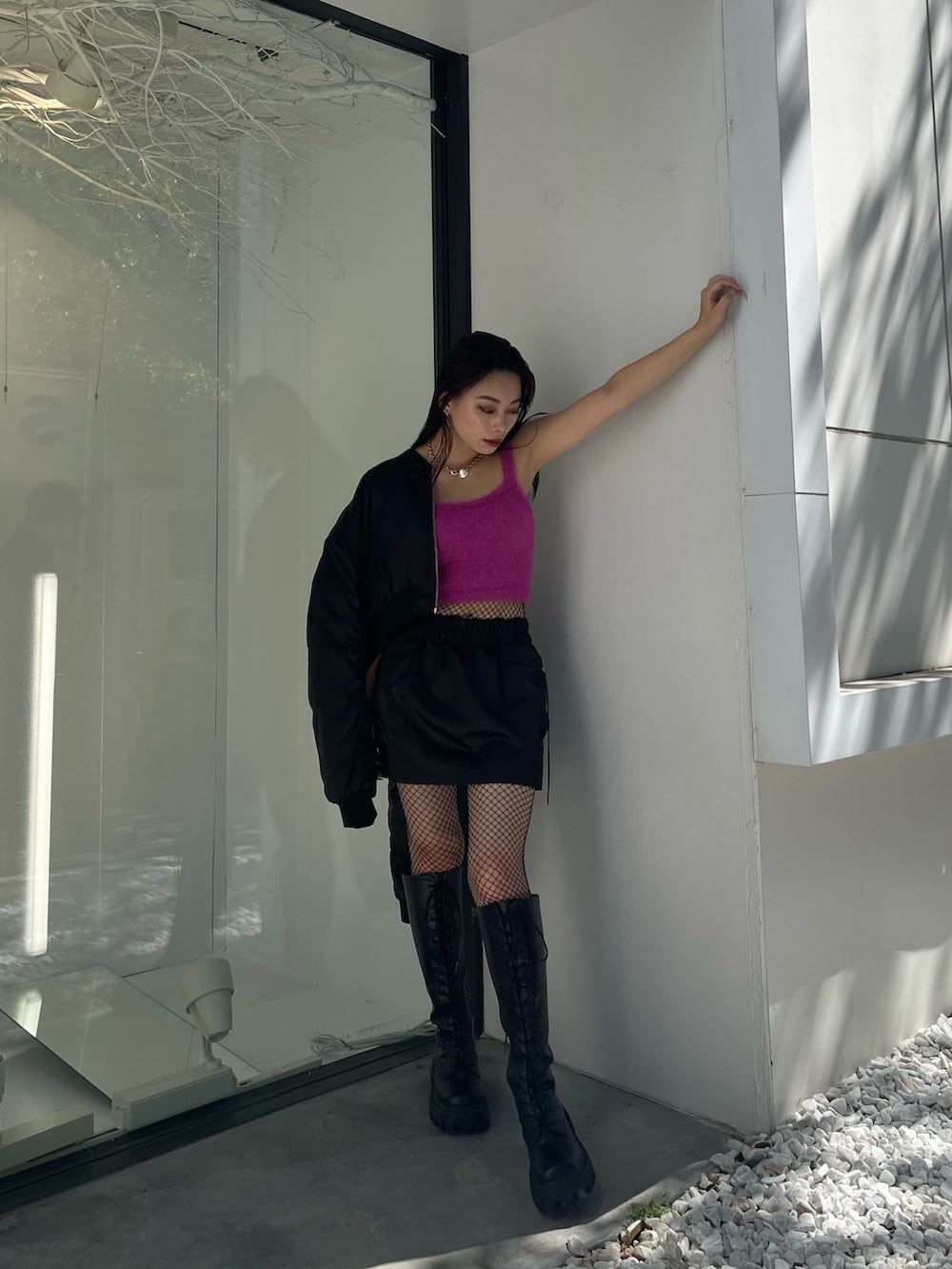 ブラック系のMA-1、ブラック系のスカートを着用したレディースの秋コーディネートの2枚目の写真