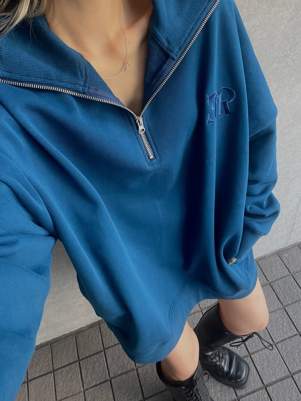 ブラック系のブルゾン、ブラック系のボディバッグ/ウエストポーチ、ブルー系のスウェットを着用したレディースの秋コーディネートの6枚目の写真