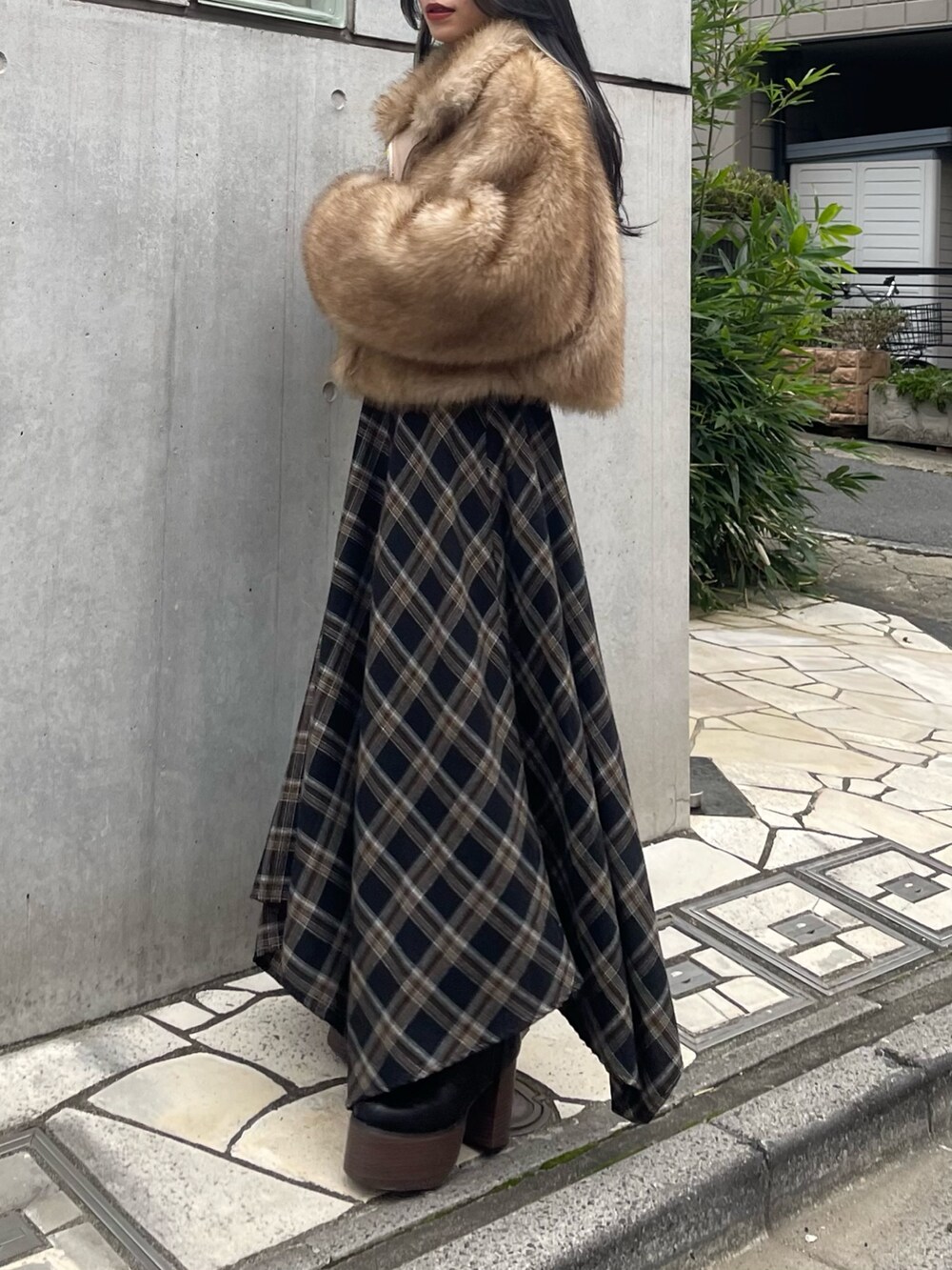 ブラウン系のブルゾン、ブラック系のTシャツ/カットソー、ブラック系のワンピースを着用したレディースの秋コーディネートの4枚目の写真