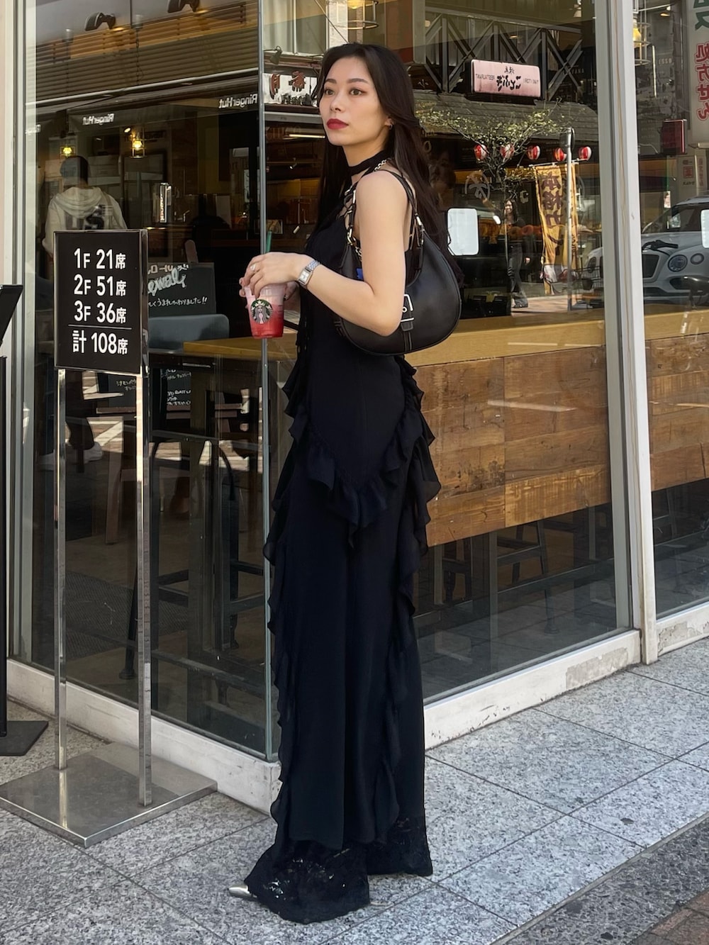 「ワンピース、ワンピーススタイル、ワンピースコーデ、レース、レースパンツ、ロングワンピース、ロング、低身長、低身長コーデ、低身長女子、レイヤード、レイヤードスタイル、EVRIS」｜「EVRISのチョーカーレーストップス（Tシャツ/カットソー、ブラック系）」を使った、越後 穂乃香さん（レディース・150cm）の春コーディネートの3枚目の写真
