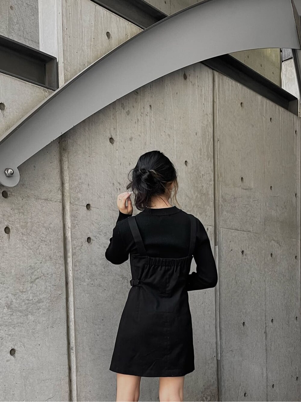 ブラック系のニット/セーター、ブラック系のブーツ、ホワイト系のブルゾンを着用したレディースの冬コーディネートの5枚目の写真