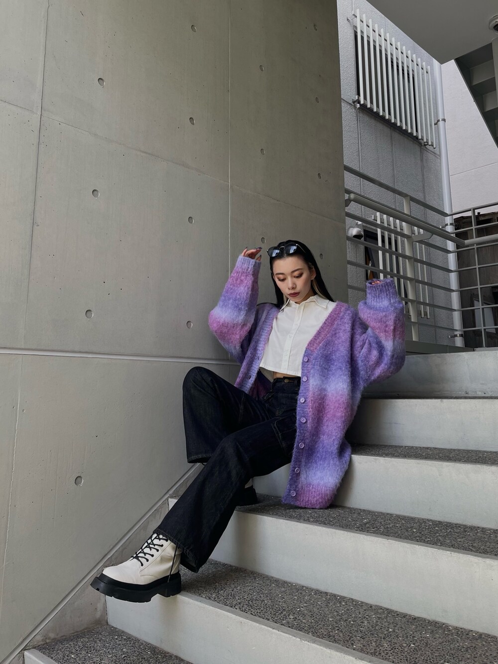 ホワイト系のシャツ/ブラウス、パープル系のカーディガン/ボレロ、ホワイト系のブーツを着用したレディースの秋コーディネートの4枚目の写真