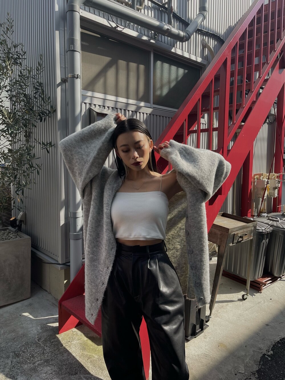 グレー系のカーディガン/ボレロ、ブラック系のその他パンツを着用したレディースの冬コーディネートの2枚目の写真