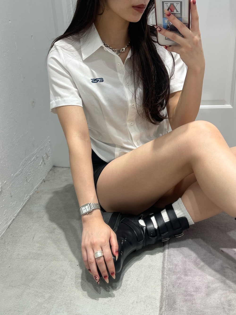 ホワイト系のシャツ/ブラウス、ブラック系のその他パンツ、ブラック系のブーツを着用したレディースの夏コーディネートの3枚目の写真