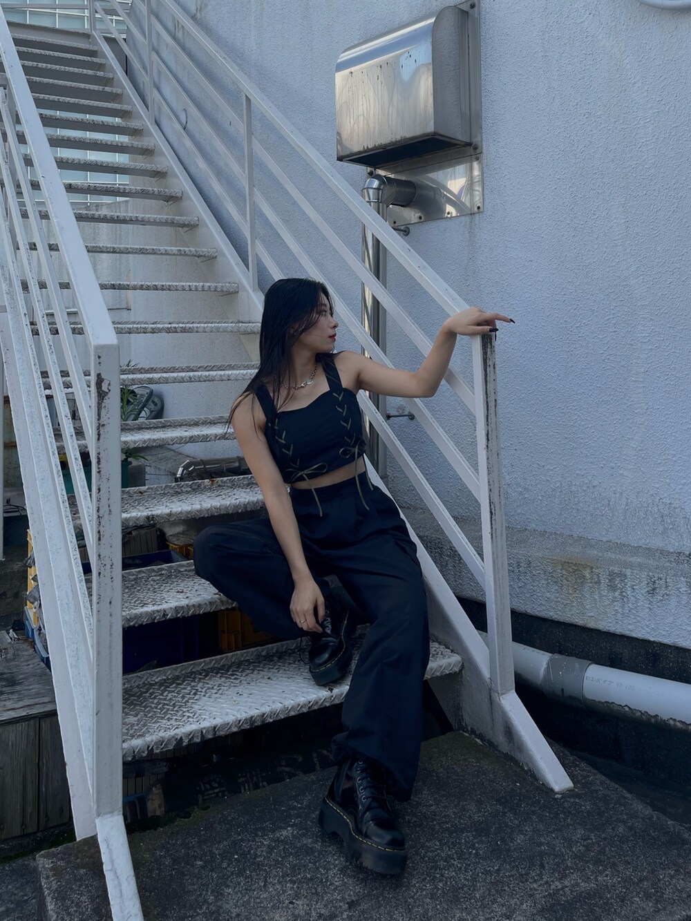 ブラック系のキャミソール、ブラック系のカーゴパンツを着用したレディースの夏コーディネートの3枚目の写真