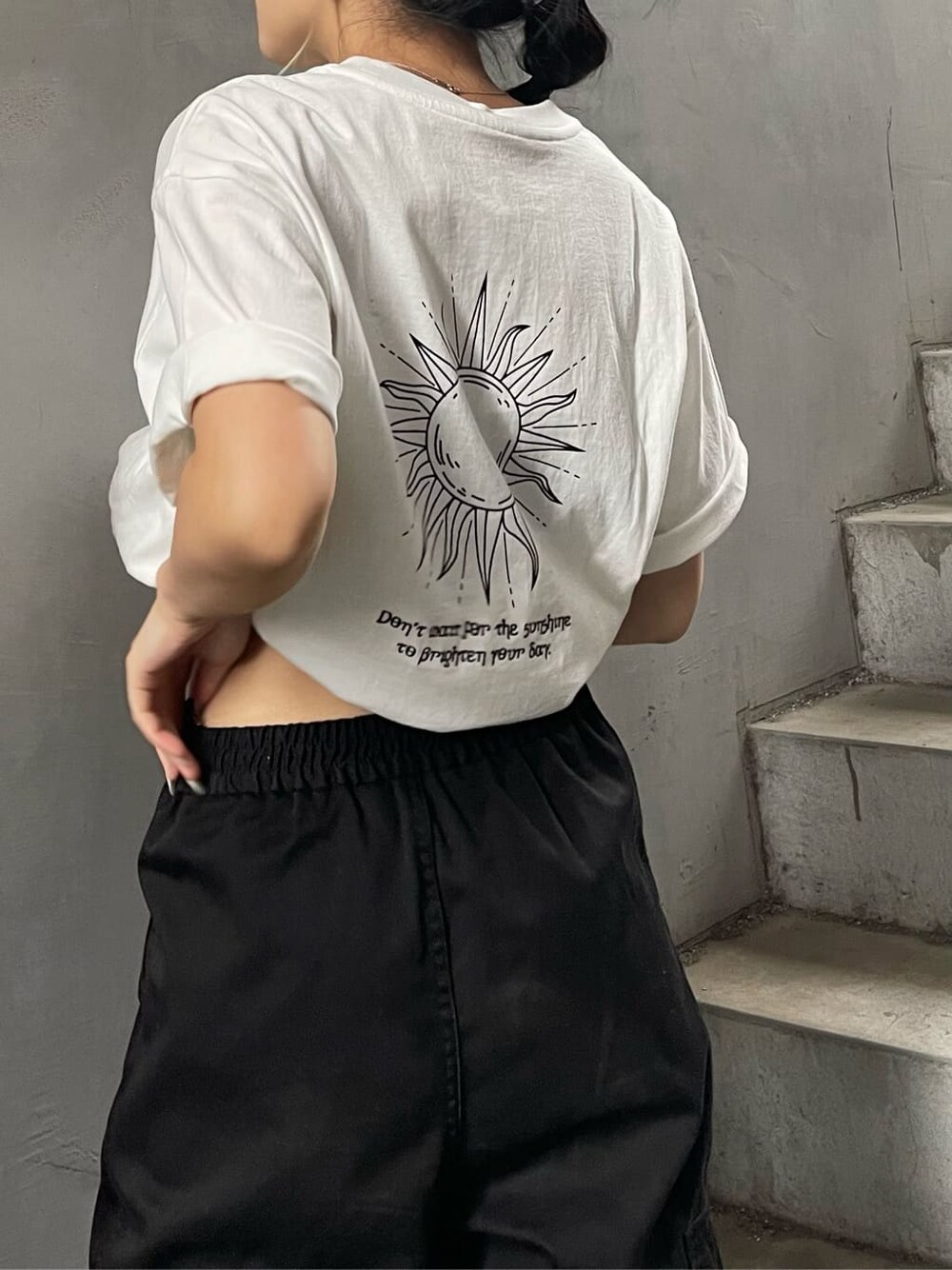 ブラック系のショルダーバッグ、ホワイト系のTシャツ/カットソーを着用したレディースの春コーディネートの3枚目の写真