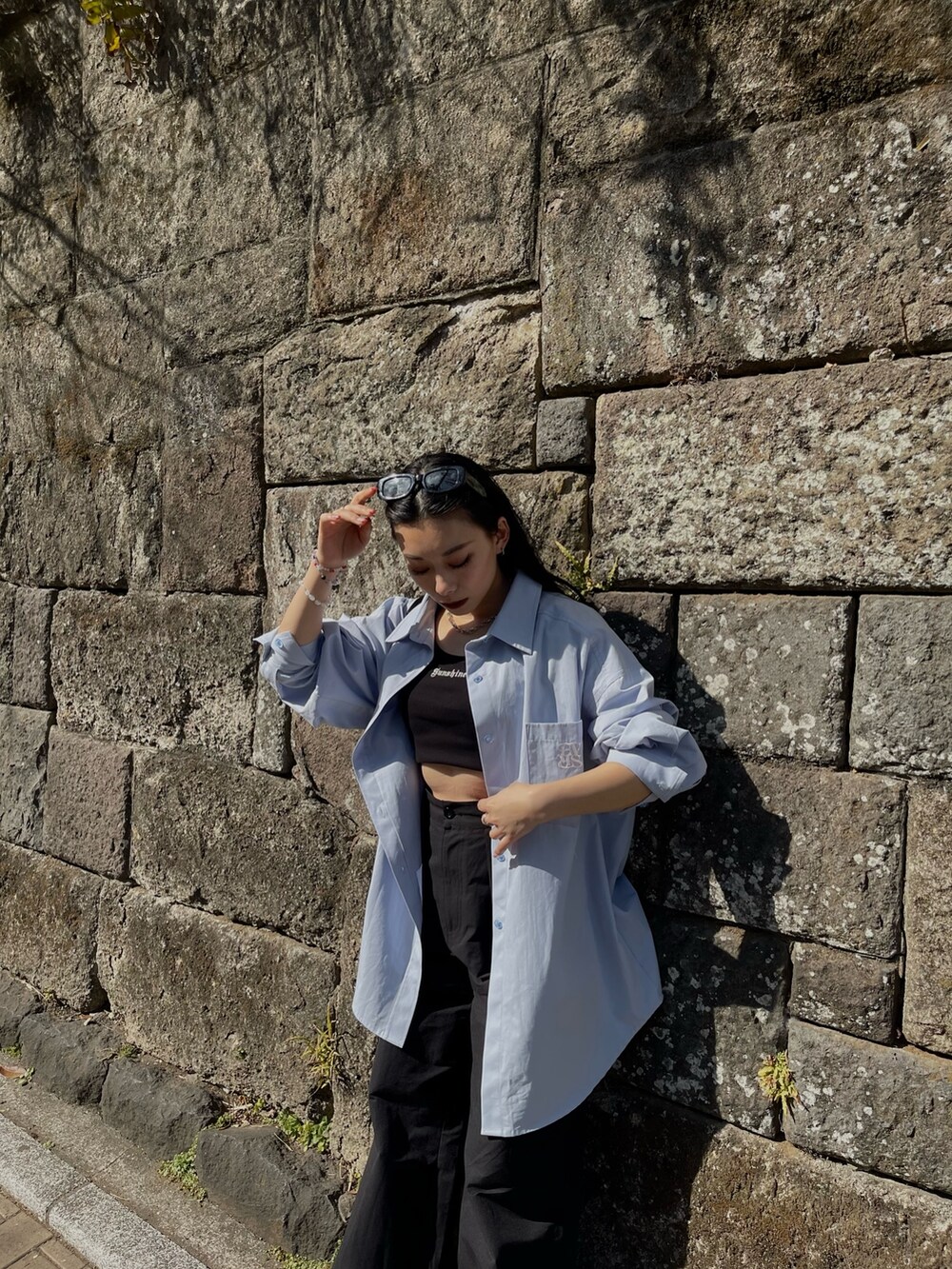 ブラック系のタンクトップ、ブルー系のシャツ/ブラウス、ブラック系のカーゴパンツを着用したレディースの春コーディネートの2枚目の写真