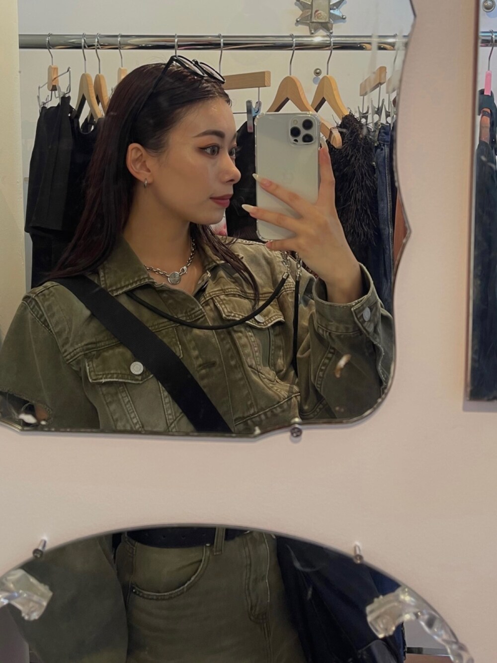 グリーン系のデニムジャケット、グリーン系のデニムスカートを着用したレディースの秋コーディネートの3枚目の写真