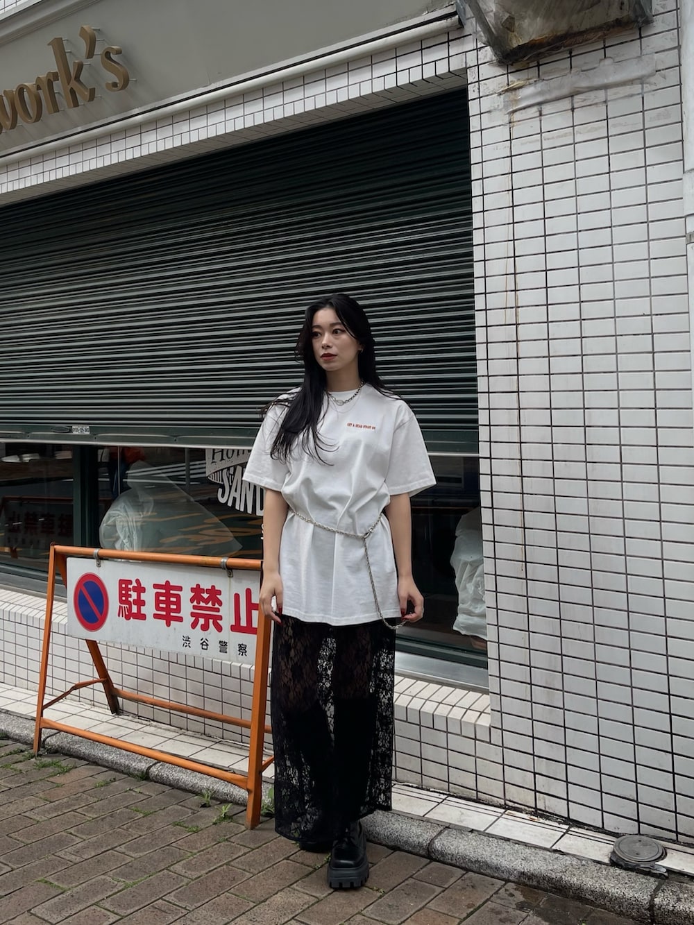 ホワイト系のTシャツ/カットソー、ブラック系のスカートを着用したレディースの春コーディネートの5枚目の写真