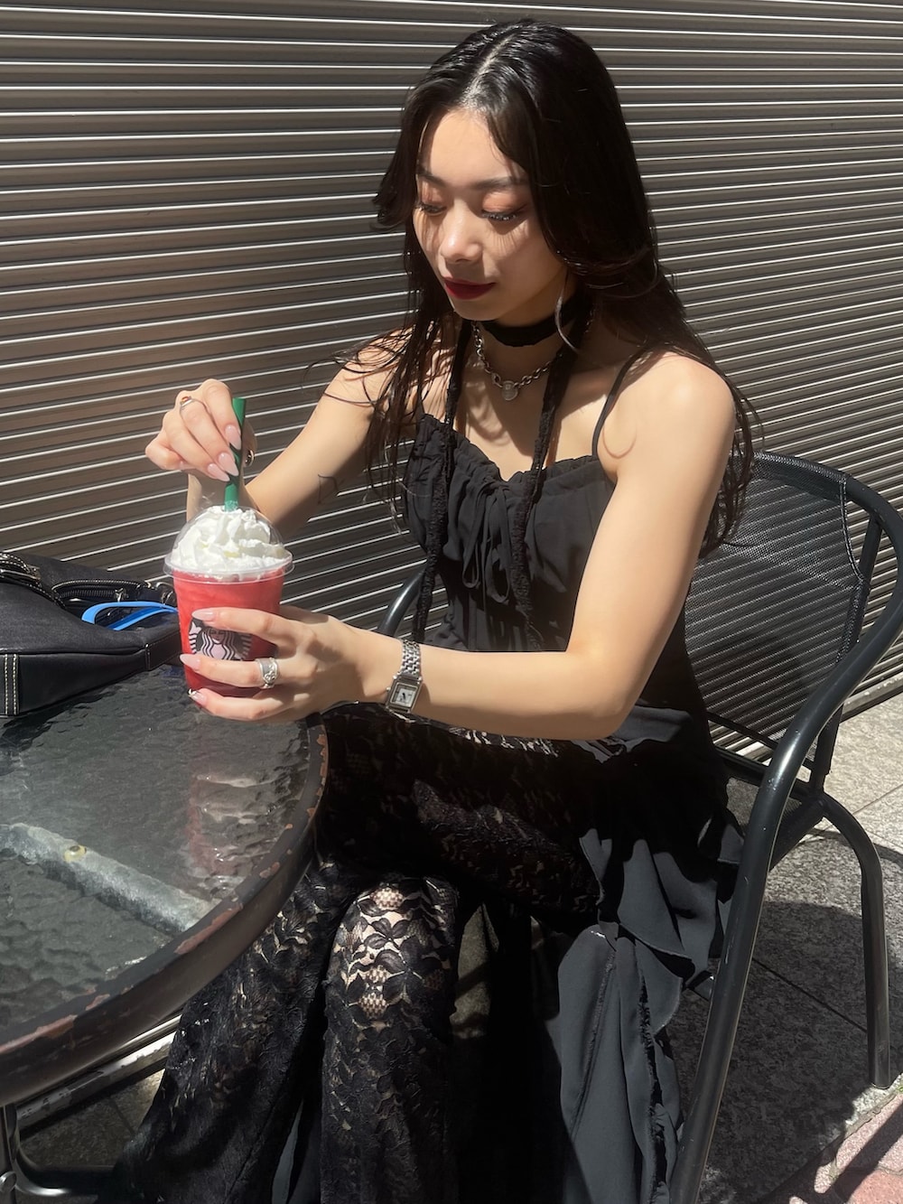 「ワンピース、ワンピーススタイル、ワンピースコーデ、レース、レースパンツ、ロングワンピース、ロング、低身長、低身長コーデ、低身長女子、レイヤード、レイヤードスタイル、EVRIS」｜「EVRISのチョーカーレーストップス（Tシャツ/カットソー、ブラック系）」を使った、越後 穂乃香さん（レディース・150cm）の春コーディネートの5枚目の写真