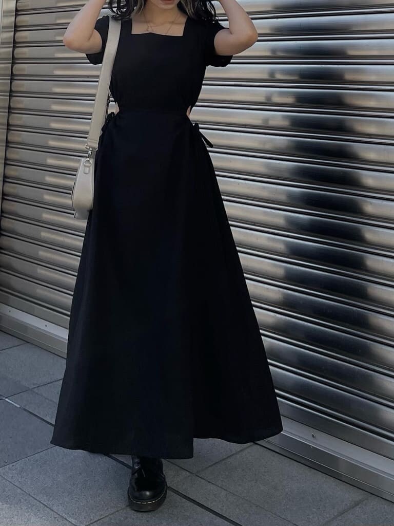 ブラック系のワンピース、ホワイト系のショルダーバッグを着用したレディースの春コーディネートの4枚目の写真