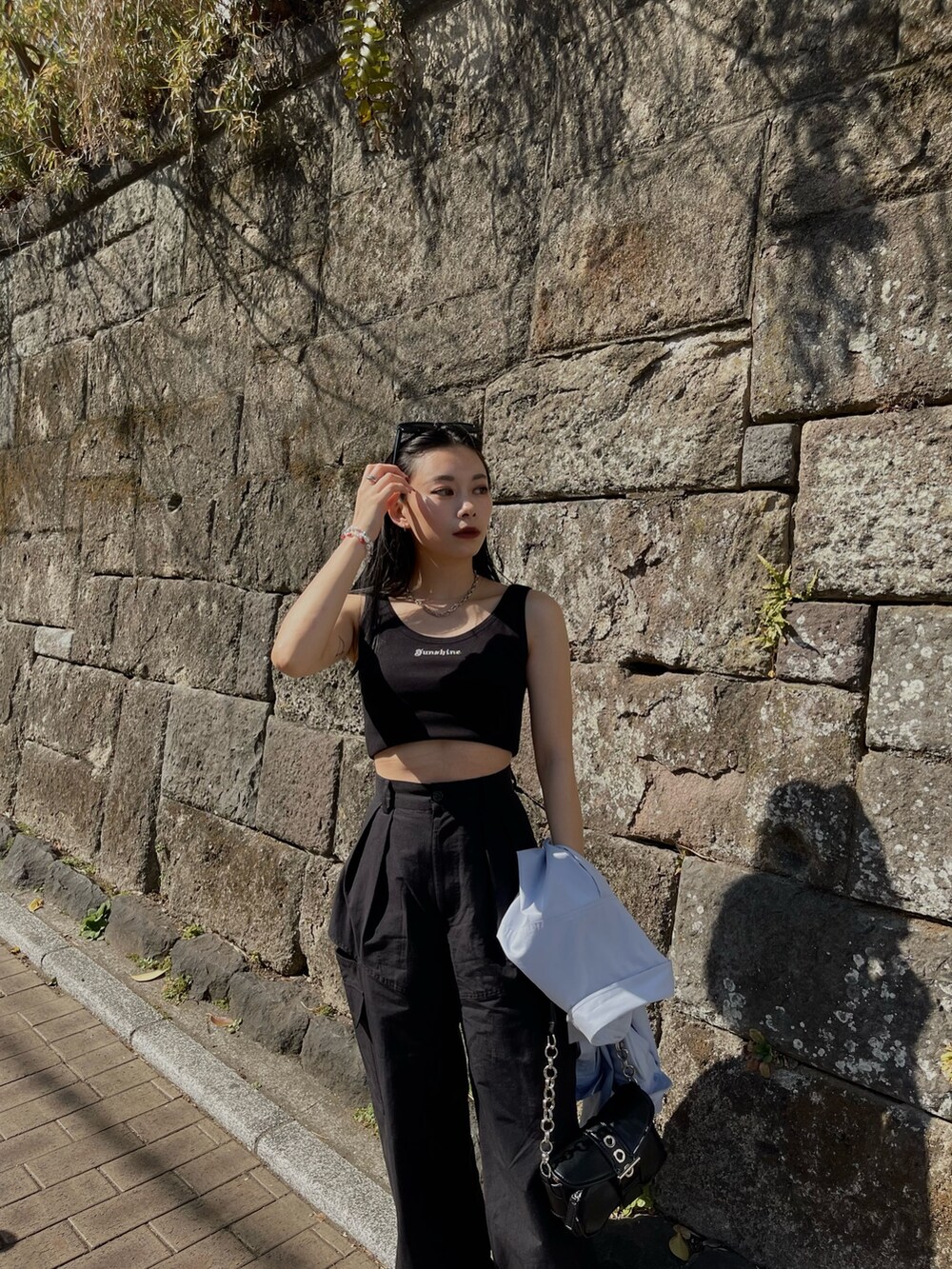 ブラック系のタンクトップ、ブルー系のシャツ/ブラウス、ブラック系のカーゴパンツを着用したレディースの春コーディネートの4枚目の写真