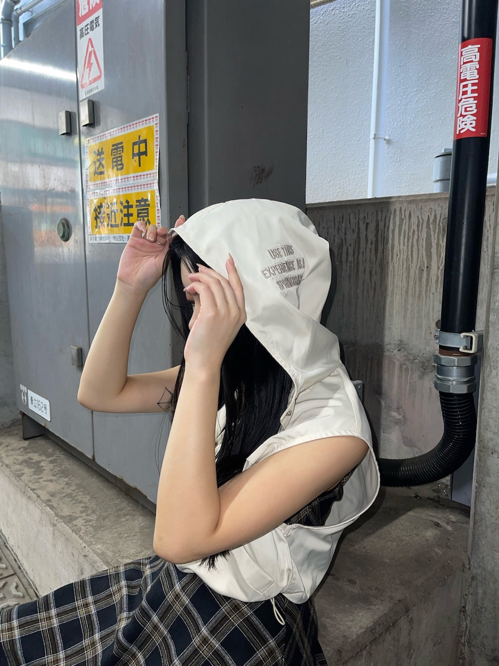 ホワイト系のベスト、ブラック系のワンピースを着用したレディースの夏コーディネートの2枚目の写真
