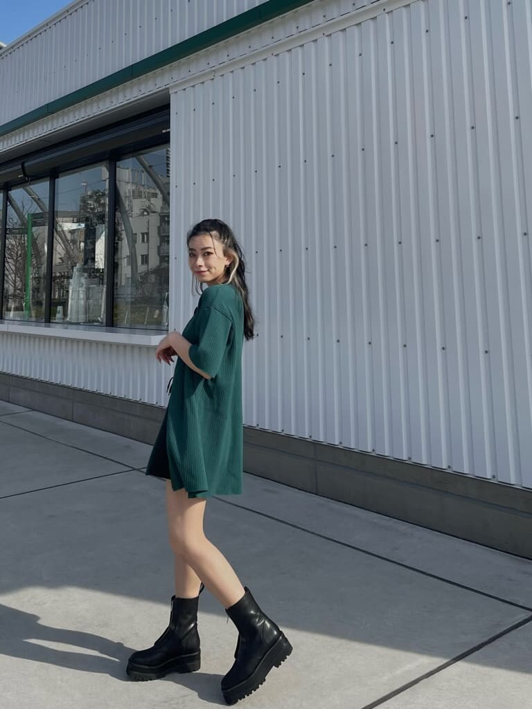 ブラック系のスウェットパンツ、ブラック系のブーツ、ブラック系のキャミソールを着用したレディースの春コーディネートの4枚目の写真