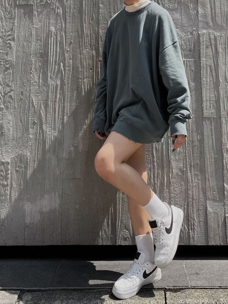 グリーン系のスウェット、ブラック系のその他パンツ、ホワイト系のTシャツ/カットソーを着用したレディースの夏コーディネートの6枚目の写真