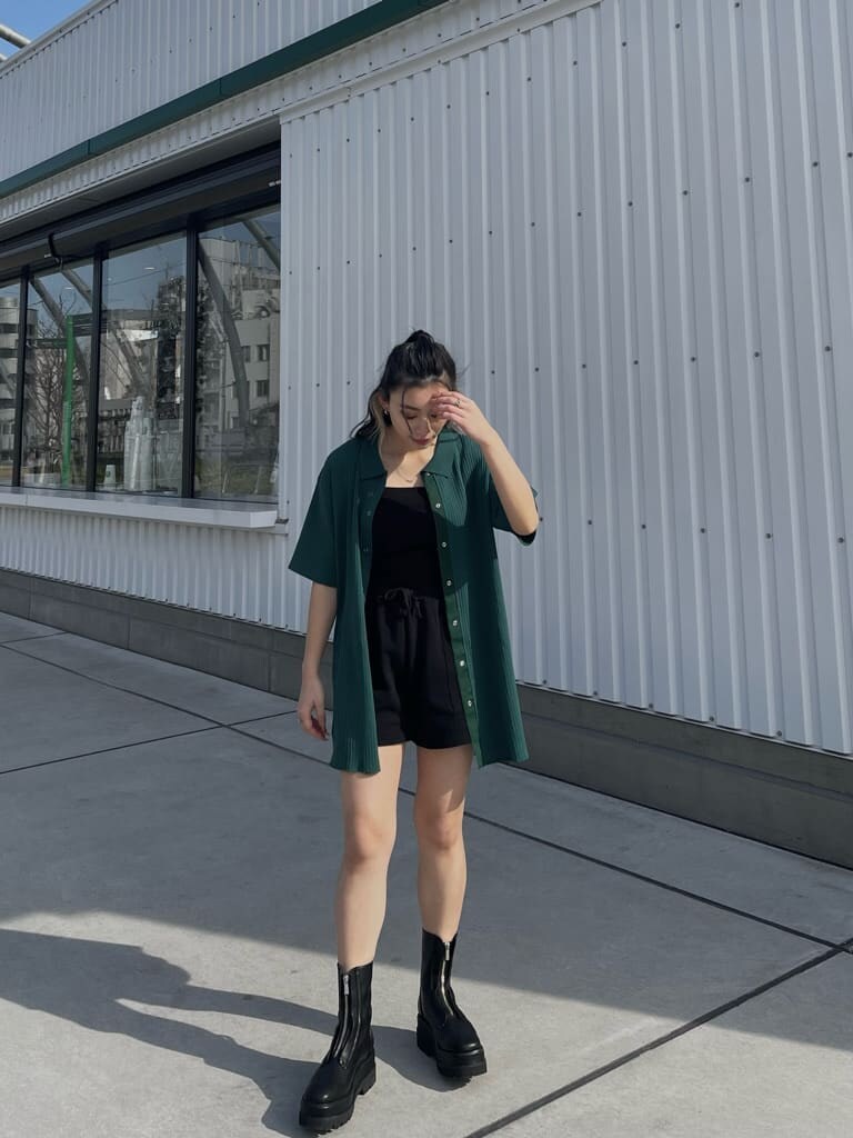 ブラック系のスウェットパンツ、ブラック系のブーツ、ブラック系のキャミソールを着用したレディースの春コーディネートの2枚目の写真