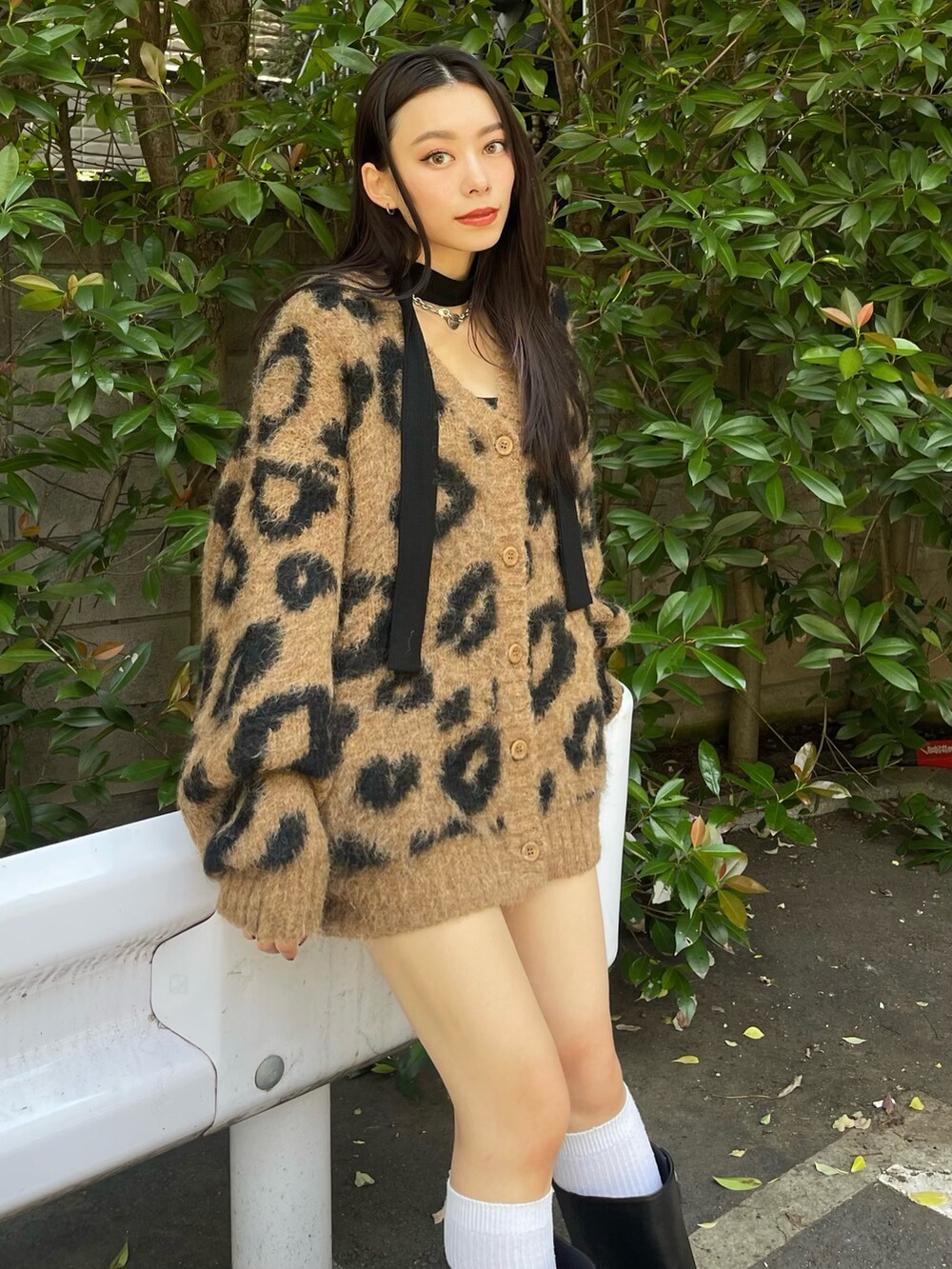 ブラウン系のニット/セーター、ブラック系のTシャツ/カットソー、ブラック系のブーツを着用したレディースの秋コーディネートの3枚目の写真