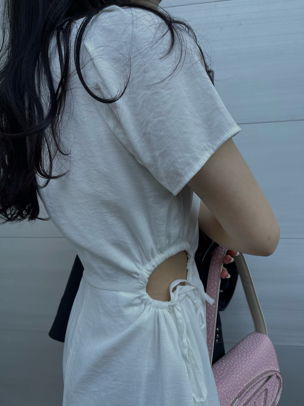 ホワイト系のワンピースを着用したレディースの冬コーディネートの4枚目の写真