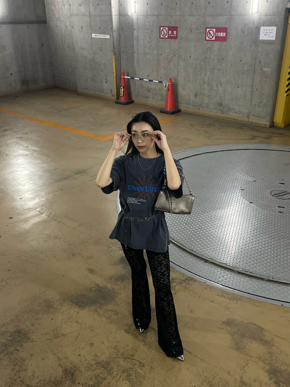 グレー系のTシャツ/カットソー、ブラック系のその他パンツを着用したレディースの夏コーディネートの2枚目の写真