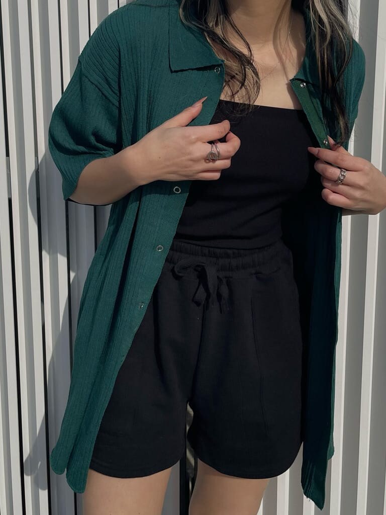 ブラック系のスウェットパンツ、ブラック系のブーツ、ブラック系のキャミソールを着用したレディースの春コーディネートの5枚目の写真