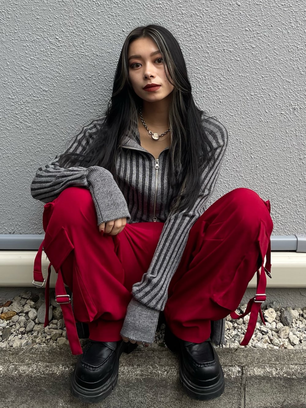 グレー系のワンピース、レッド系のカーゴパンツ、ブラック系のローファーを着用したレディースの秋コーディネートの2枚目の写真