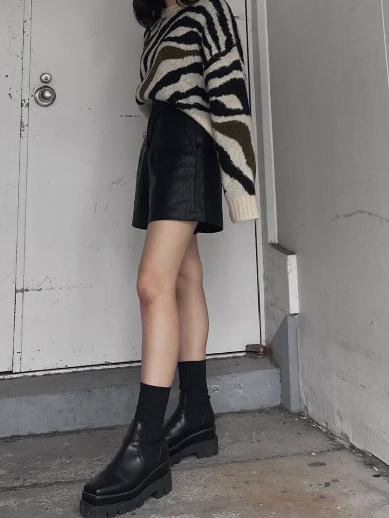 ブラック系のその他パンツを着用したレディースの秋コーディネートの7枚目の写真