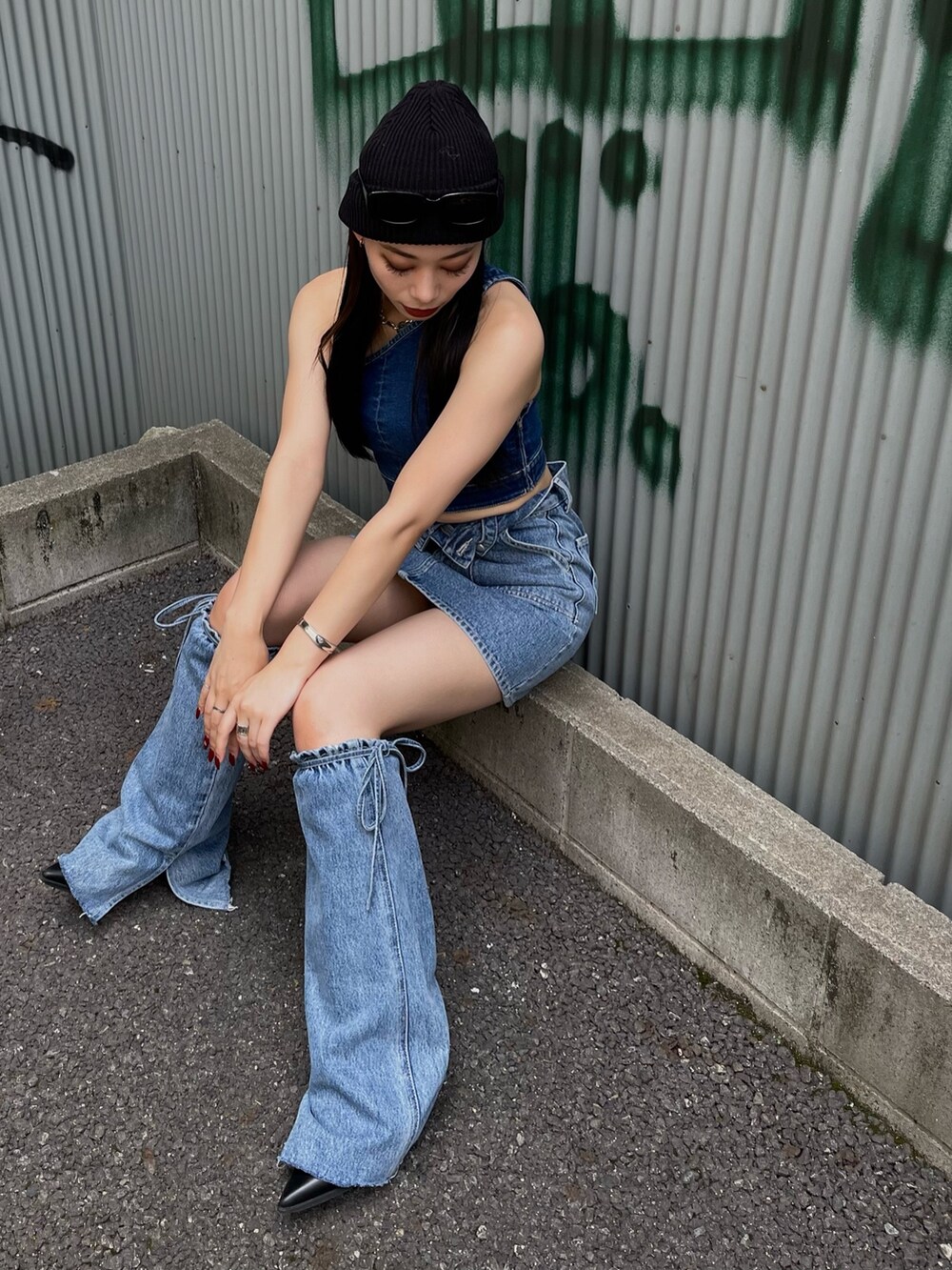 ブルー系のキャミソール、ブルー系のデニムスカートを着用したレディースの夏コーディネートの4枚目の写真