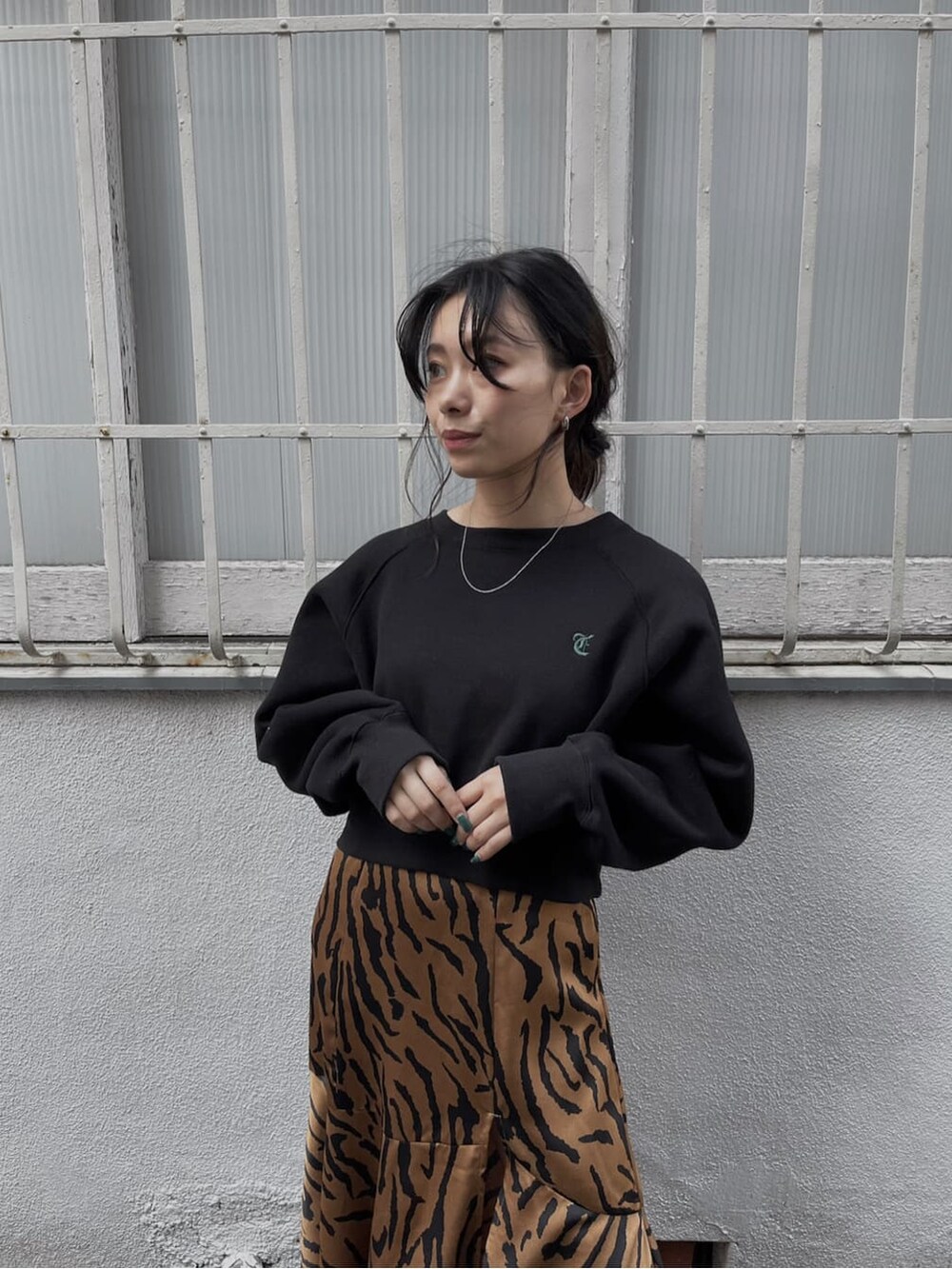 ブラック系のブーツ、ブラック系のショルダーバッグ、その他のスカートを着用したレディースの秋コーディネートの2枚目の写真