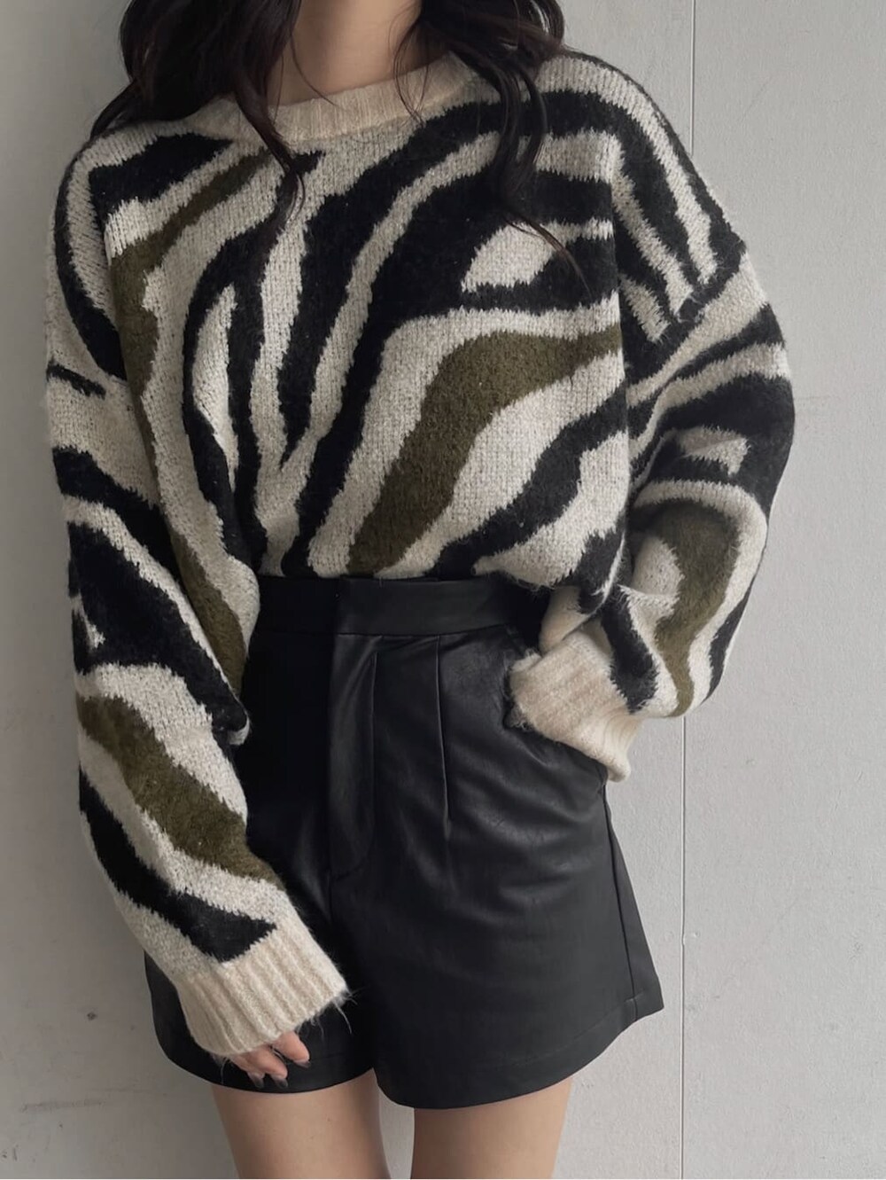 ブラック系のその他パンツを着用したレディースの秋コーディネートの6枚目の写真