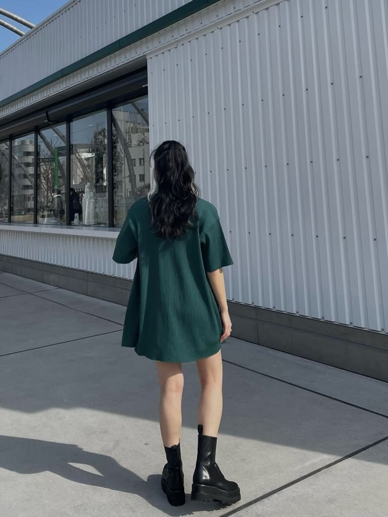 ブラック系のスウェットパンツ、ブラック系のブーツ、ブラック系のキャミソールを着用したレディースの春コーディネートの3枚目の写真