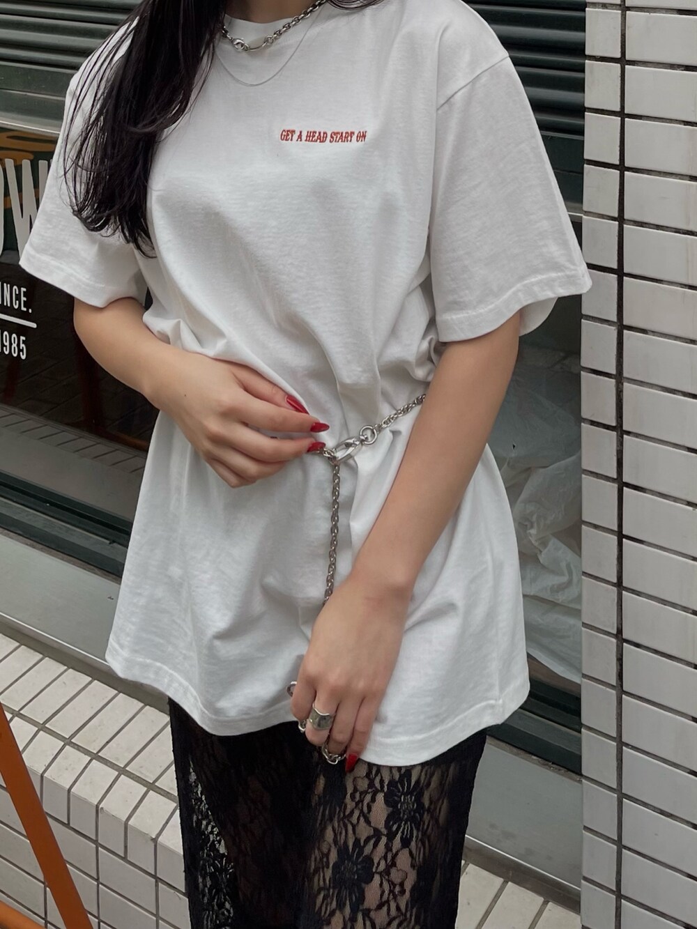 ホワイト系のTシャツ/カットソー、ブラック系のスカートを着用したレディースの春コーディネートの4枚目の写真