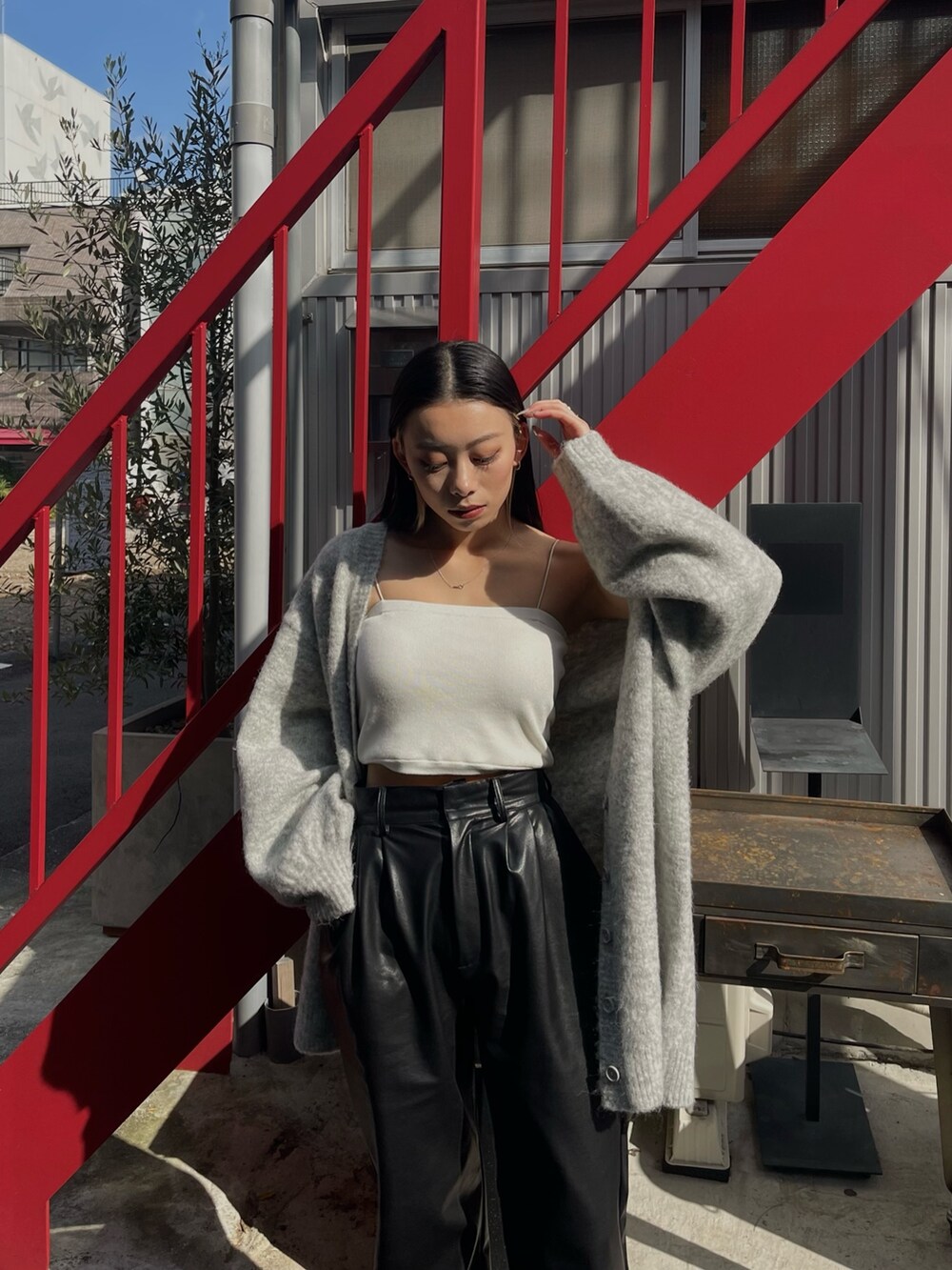 グレー系のカーディガン/ボレロ、ブラック系のその他パンツを着用したレディースの冬コーディネートの5枚目の写真