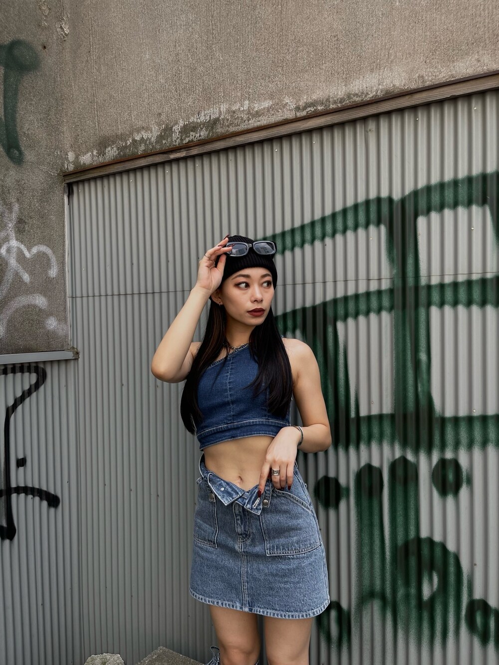 ブルー系のキャミソール、ブルー系のデニムスカートを着用したレディースの夏コーディネートの6枚目の写真